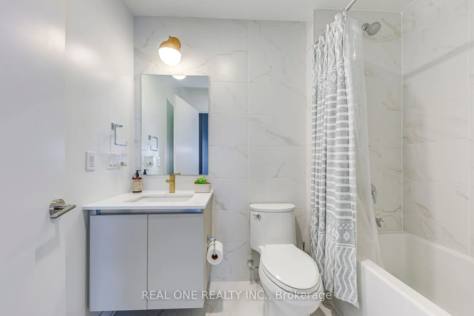 405 Dundas Street W, #526