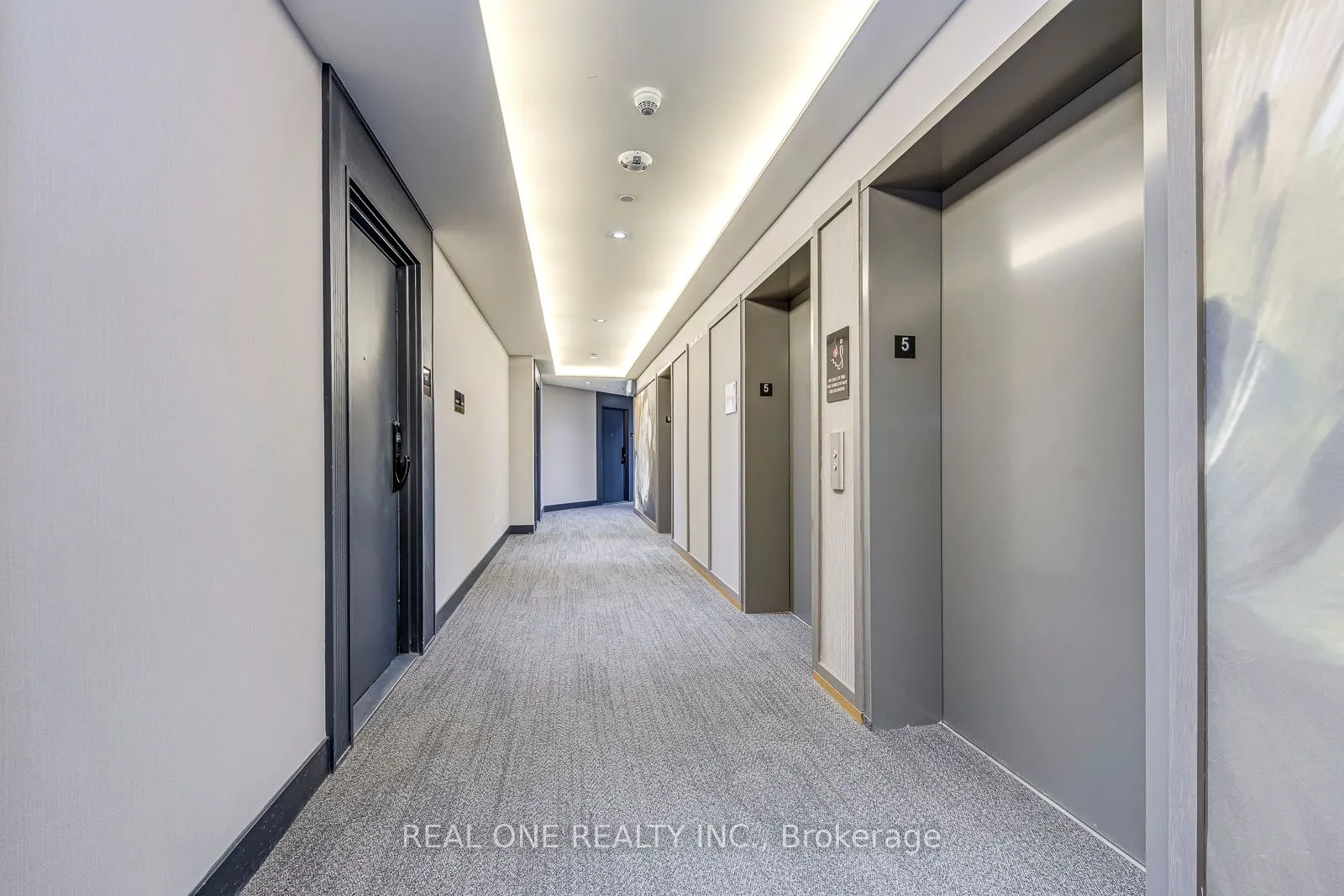 405 Dundas Street W, #526