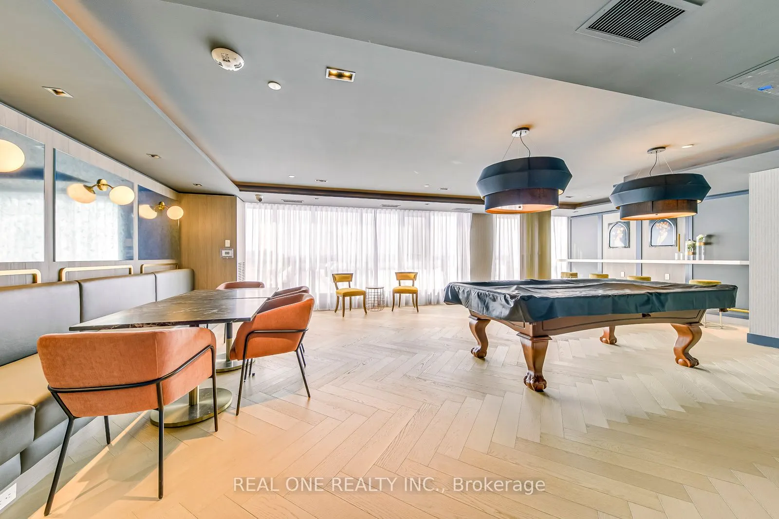 405 Dundas Street W, #526