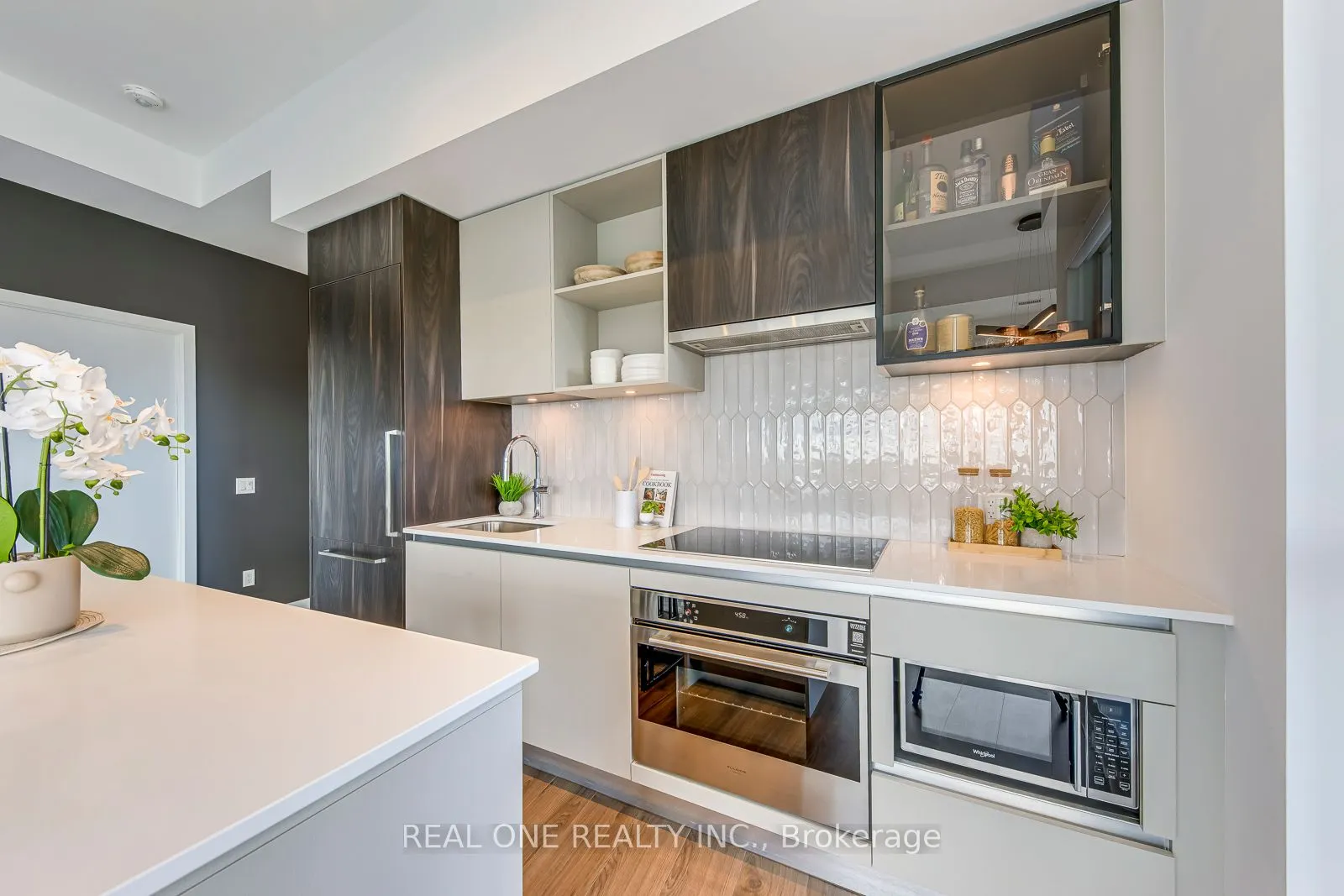 405 Dundas Street W, #526