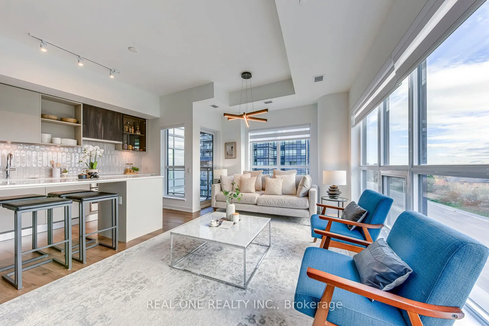 405 Dundas Street W, #526