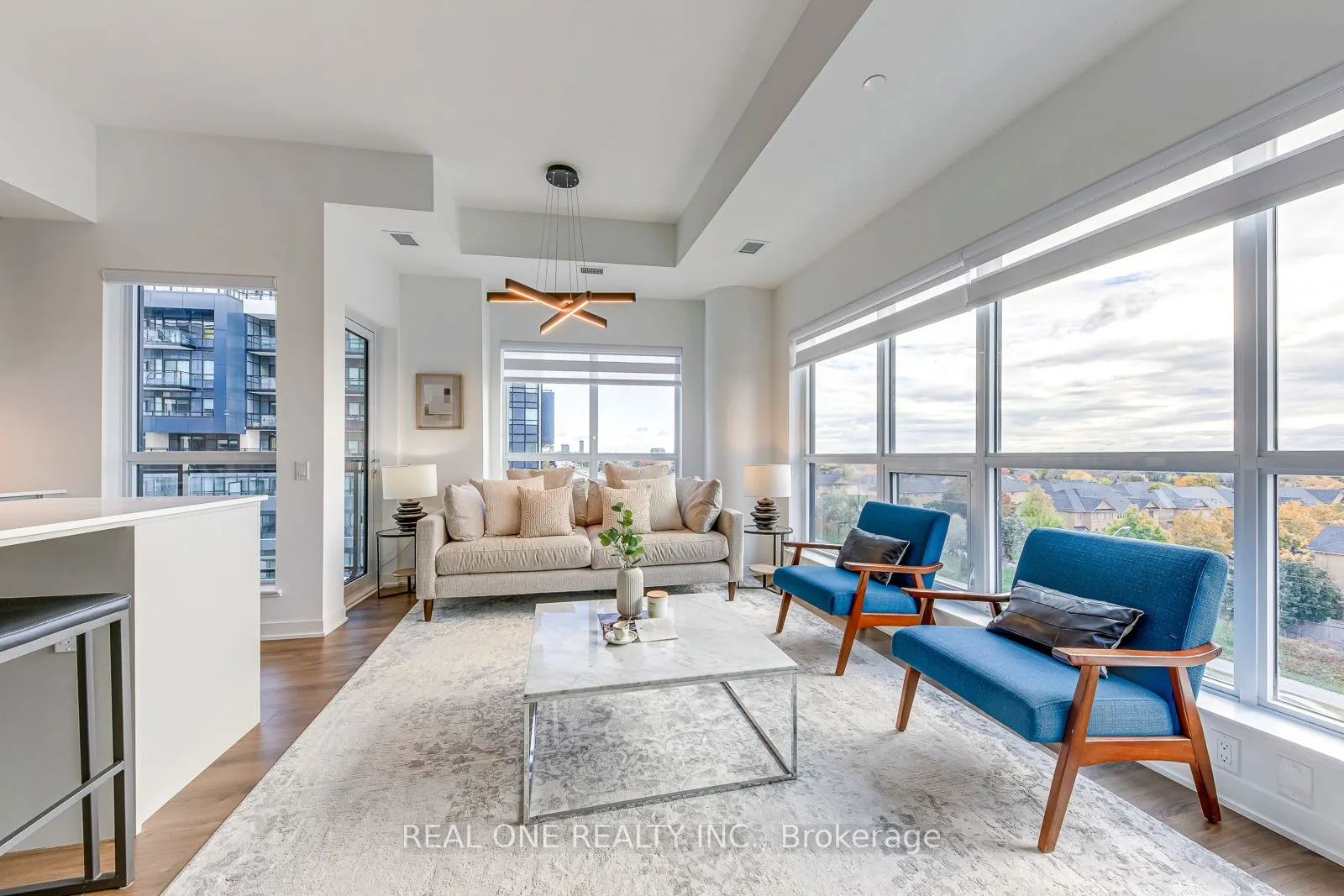 405 Dundas Street W, #526