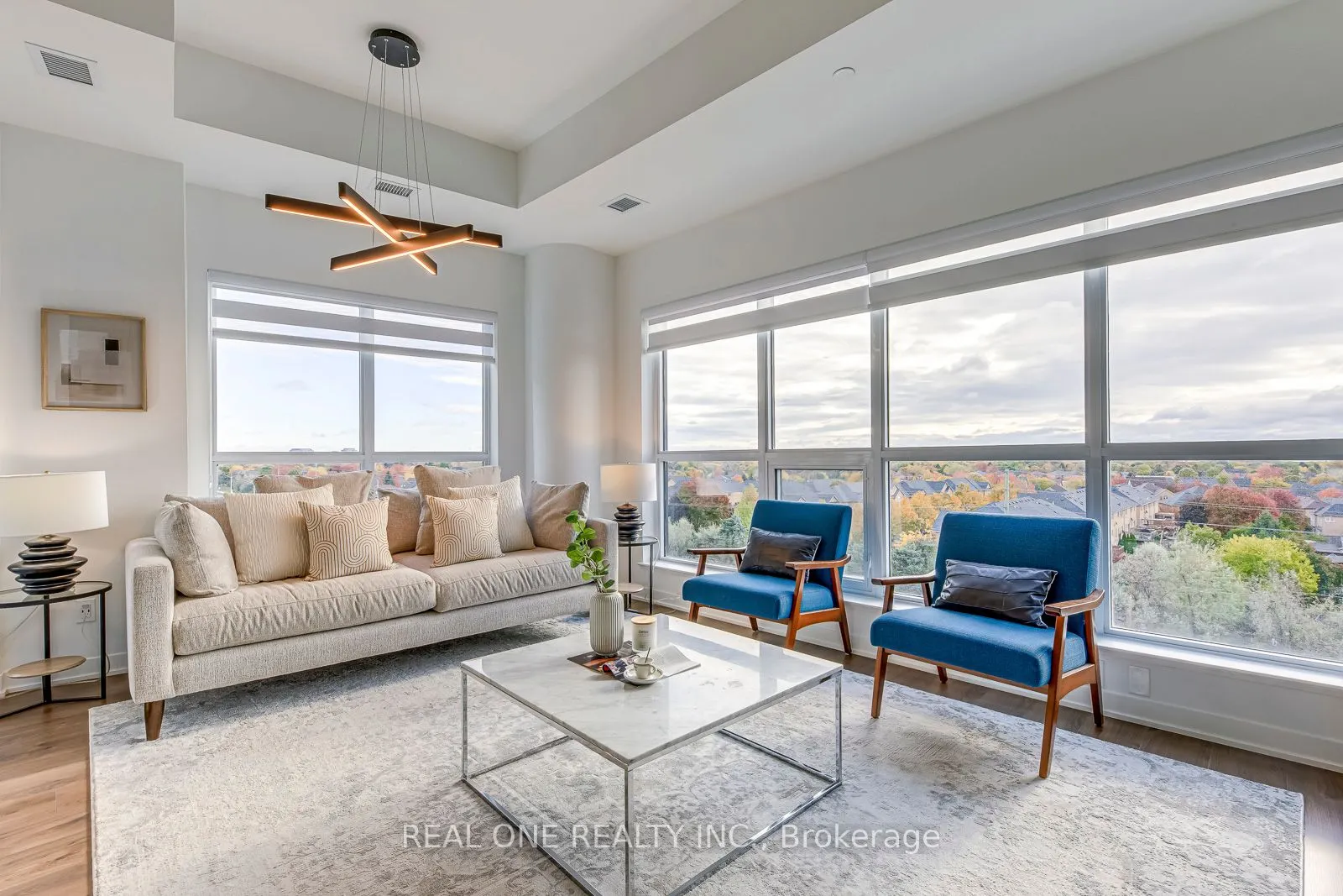 405 Dundas Street W, #526