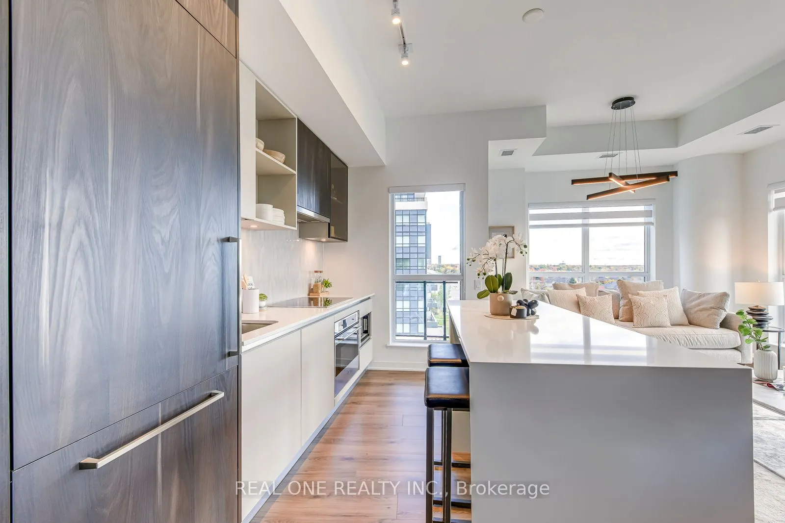 405 Dundas Street W, #526