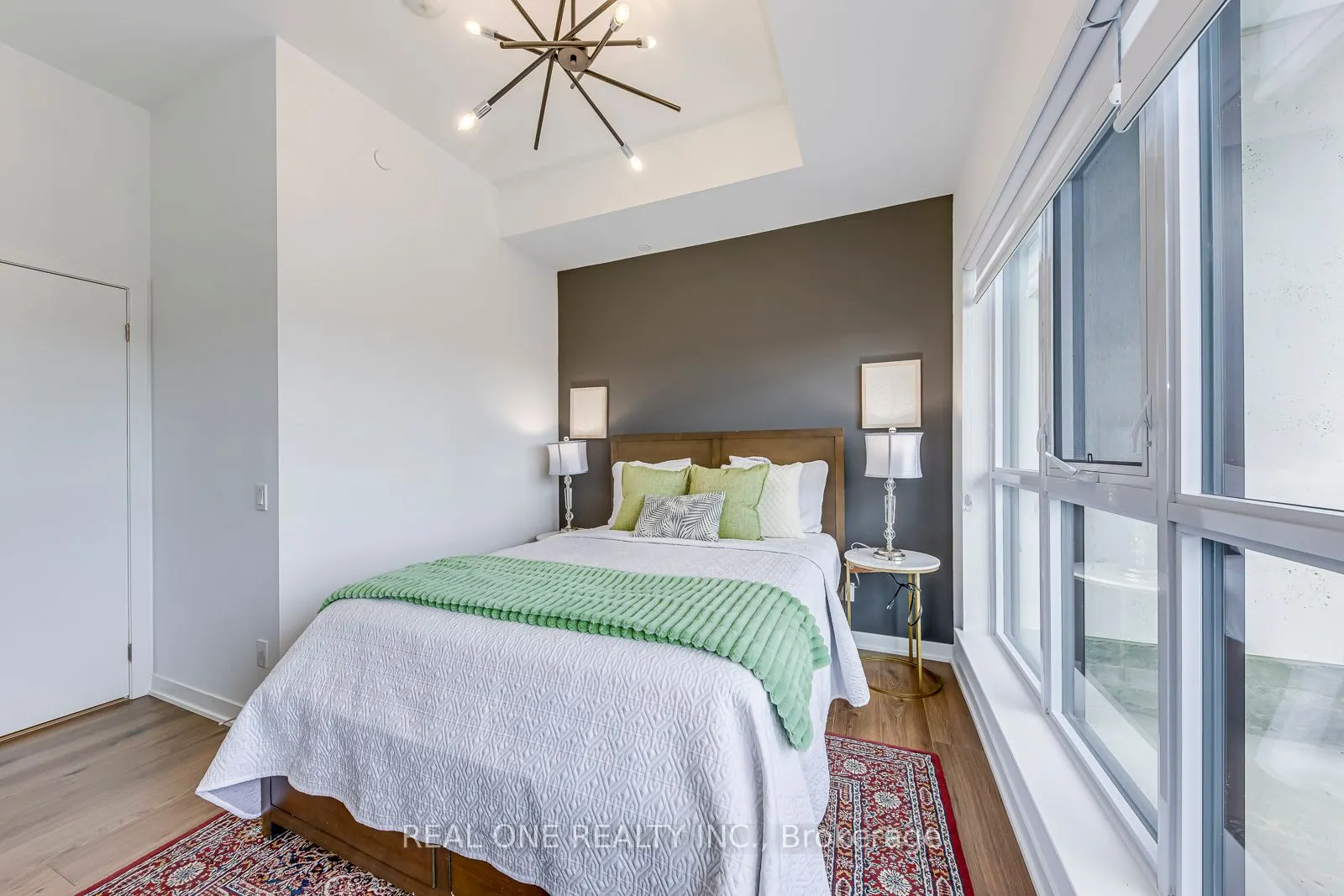 405 Dundas Street W, #526