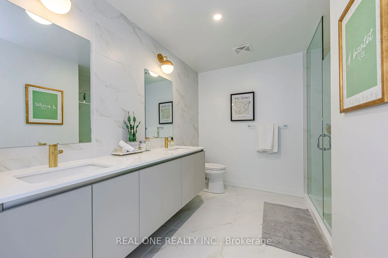 405 Dundas Street W, #526