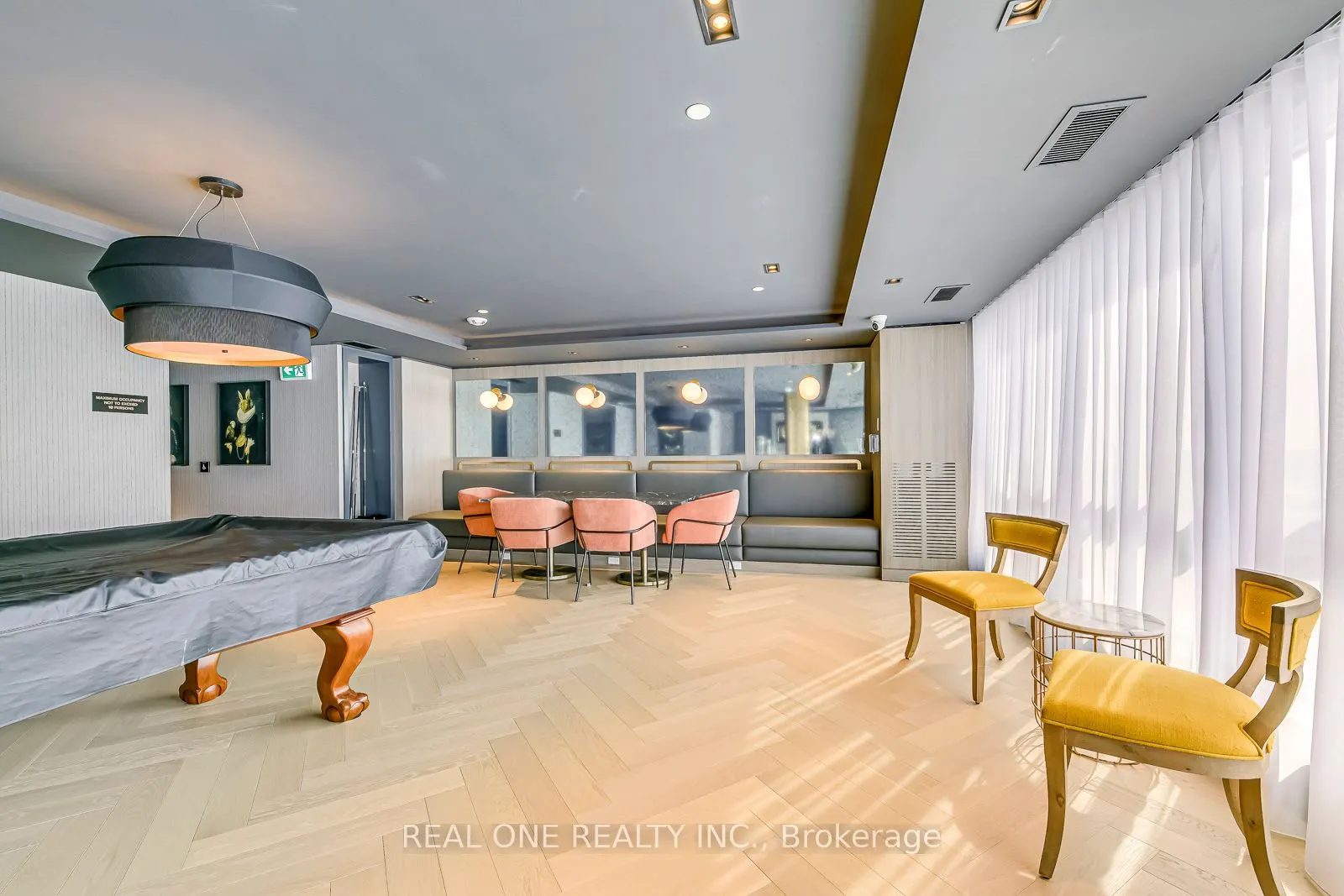 405 Dundas Street W, #526