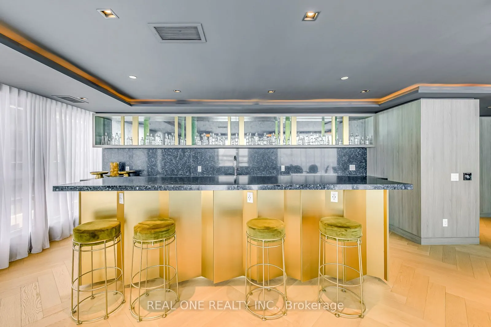 405 Dundas Street W, #526