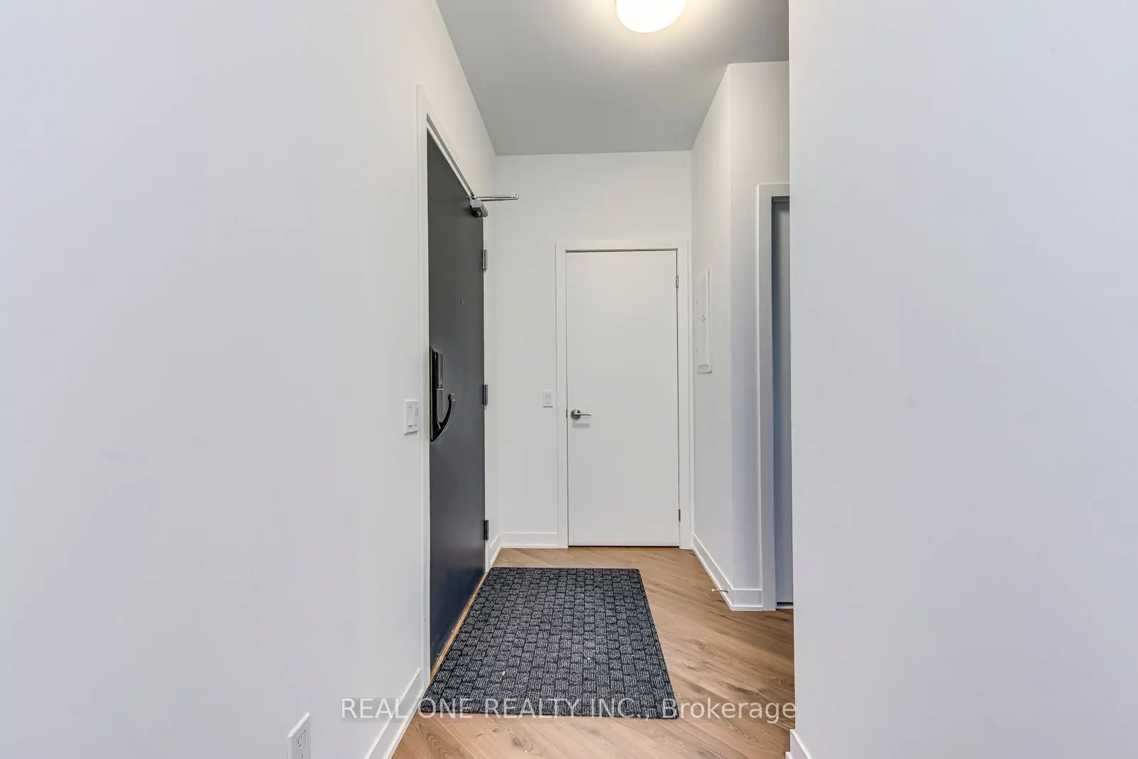 405 Dundas Street W, #526