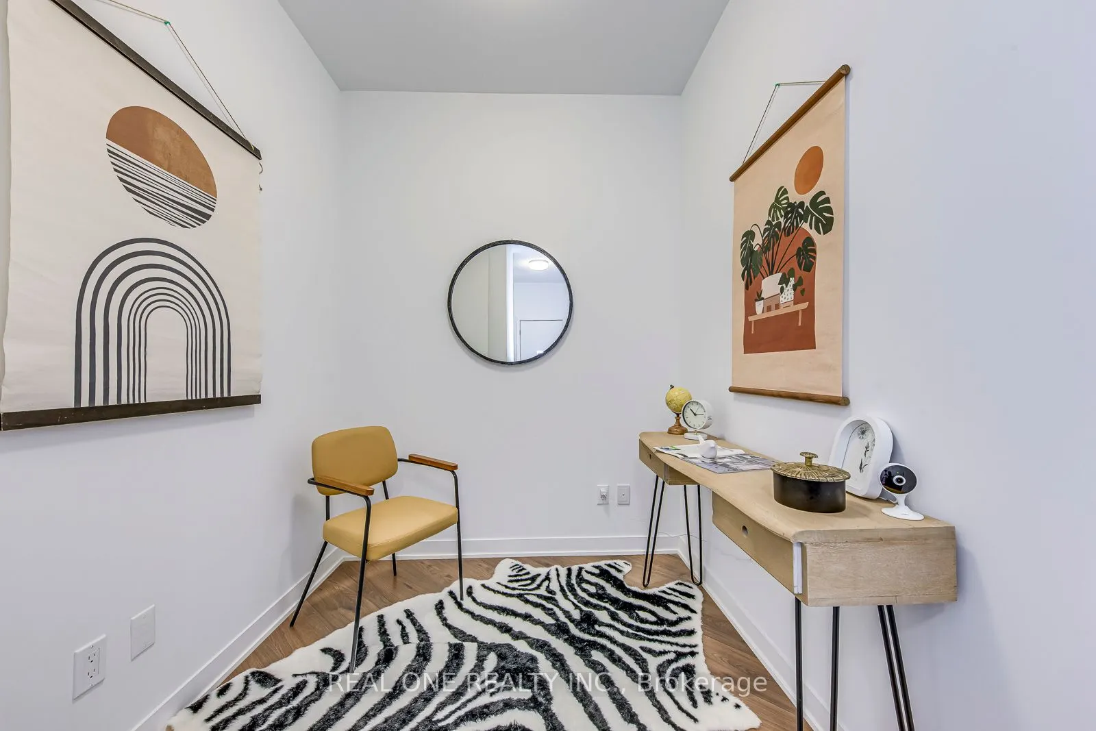 405 Dundas Street W, #526