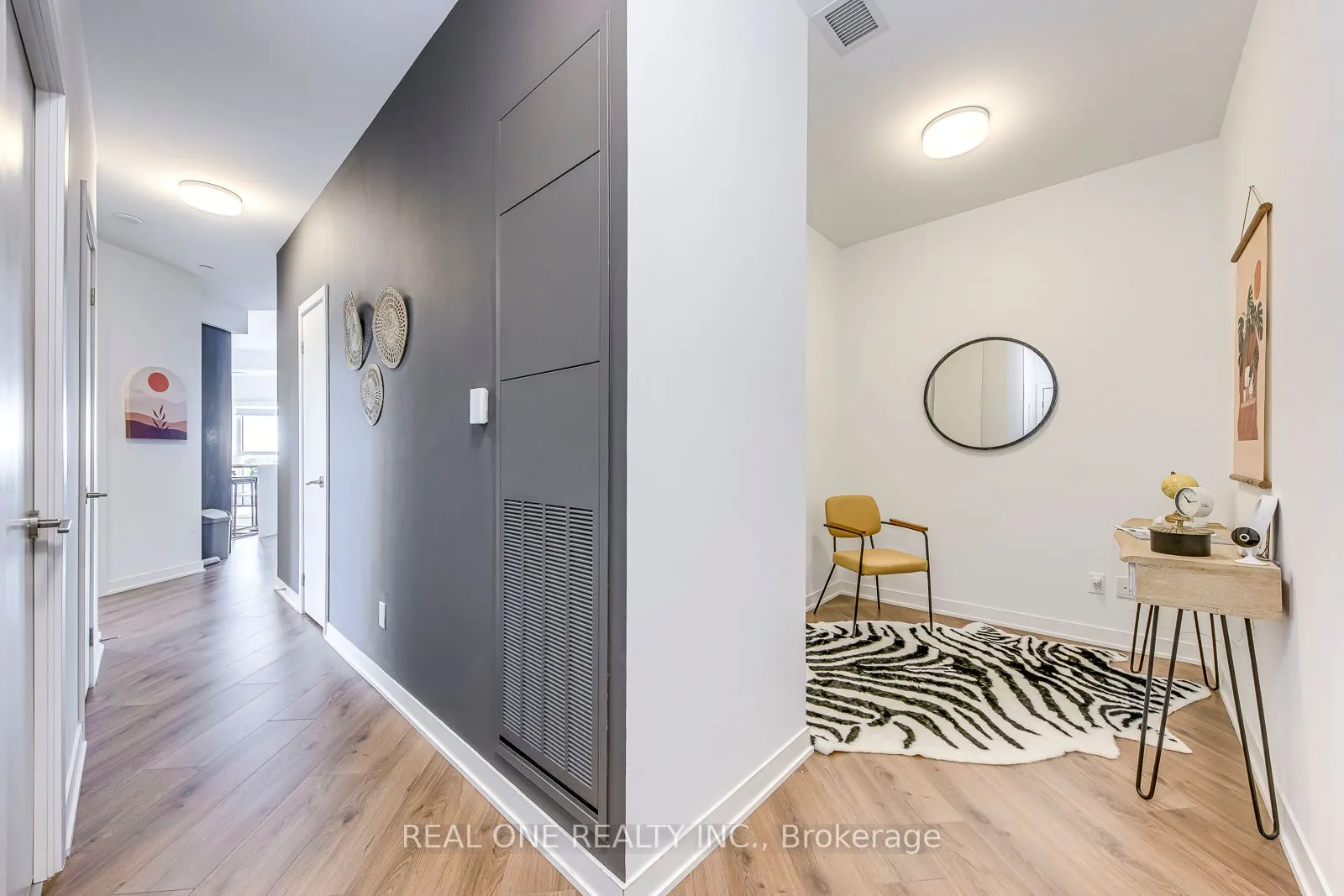 405 Dundas Street W, #526