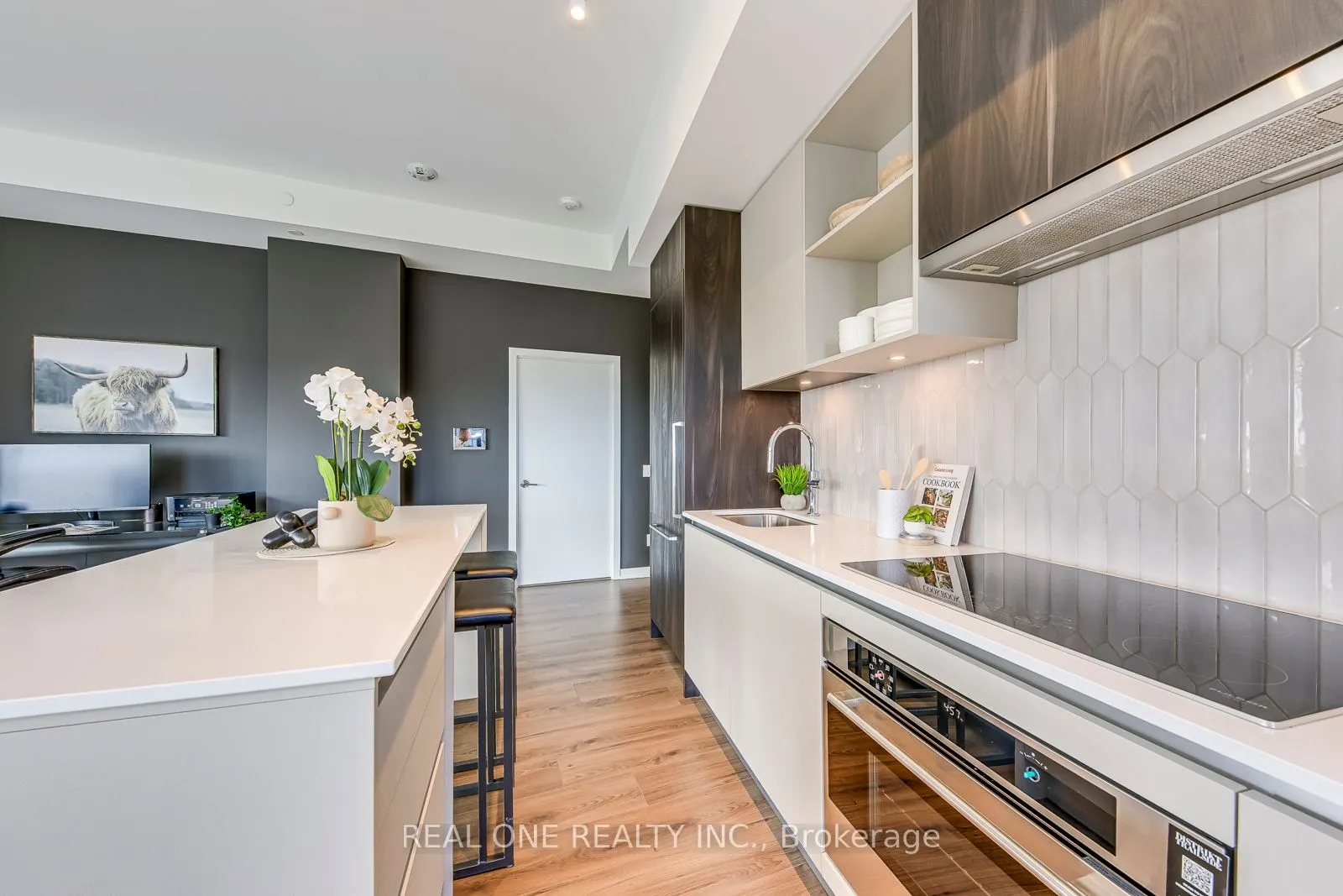 405 Dundas Street W, #526