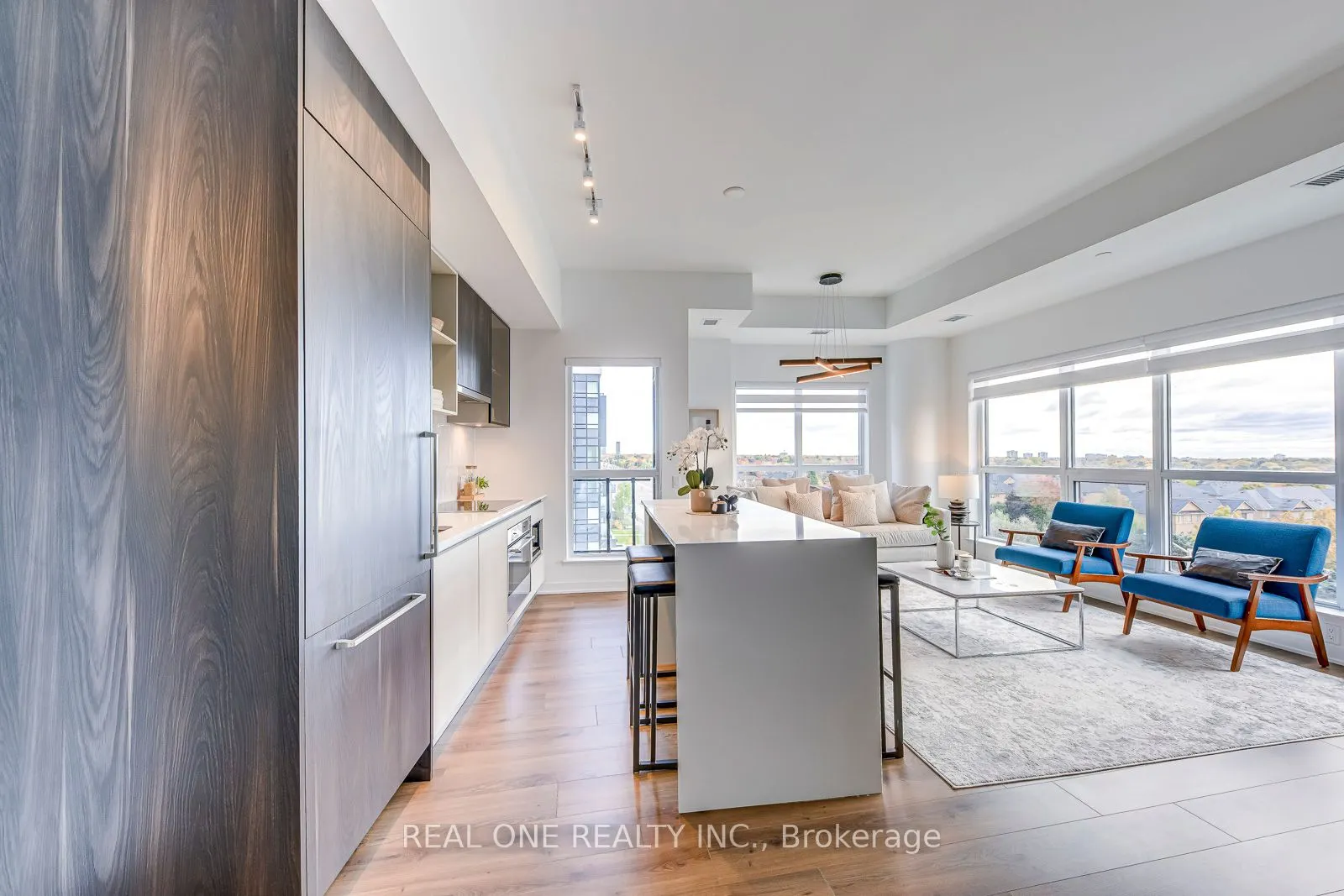 405 Dundas Street W, #526