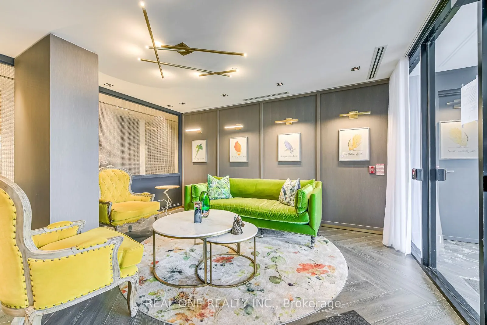 405 Dundas Street W, #526