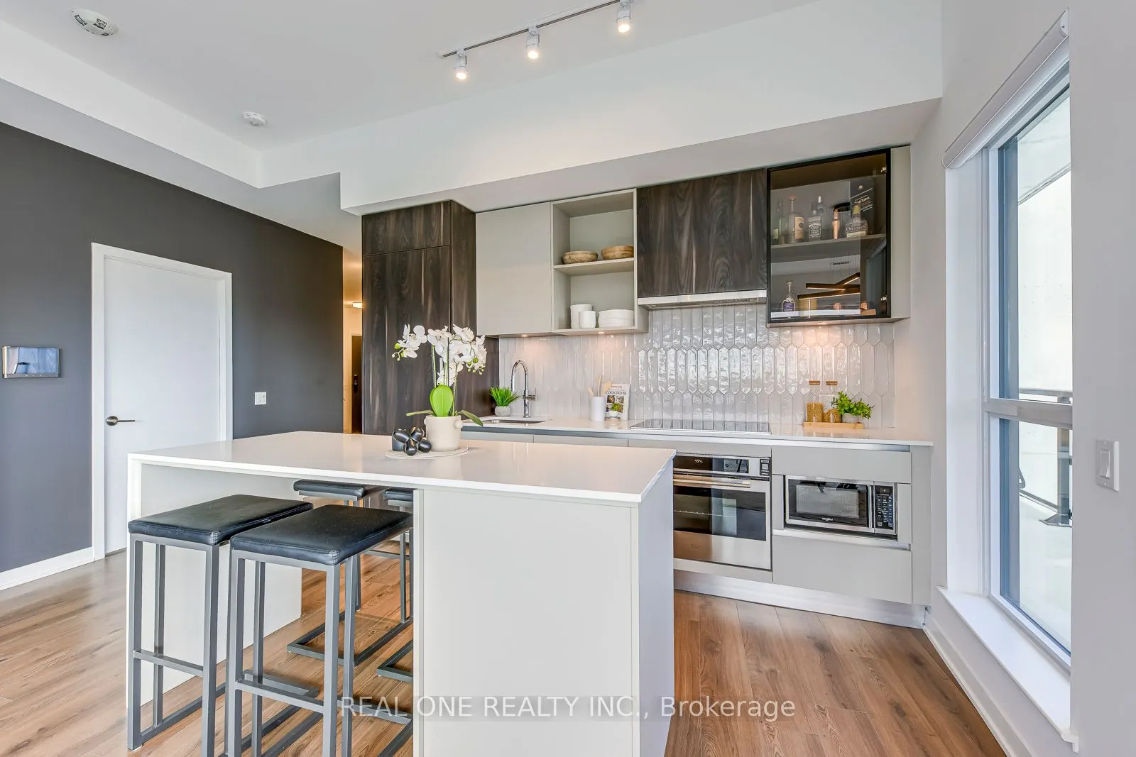 405 Dundas Street W, #526