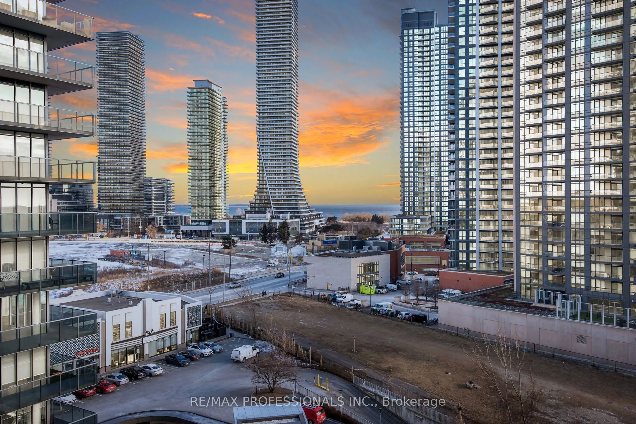 88 Park Lawn Road, #911