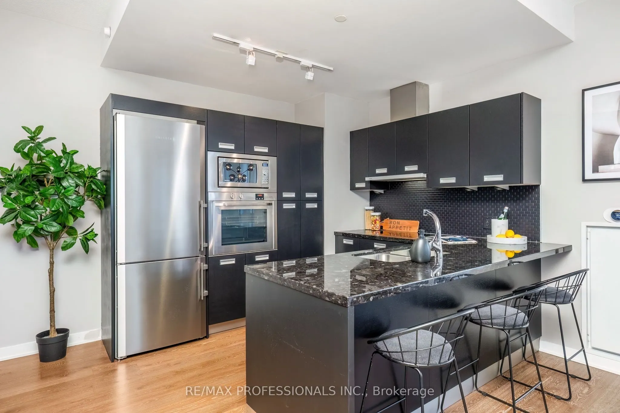 88 Park Lawn Road, #911