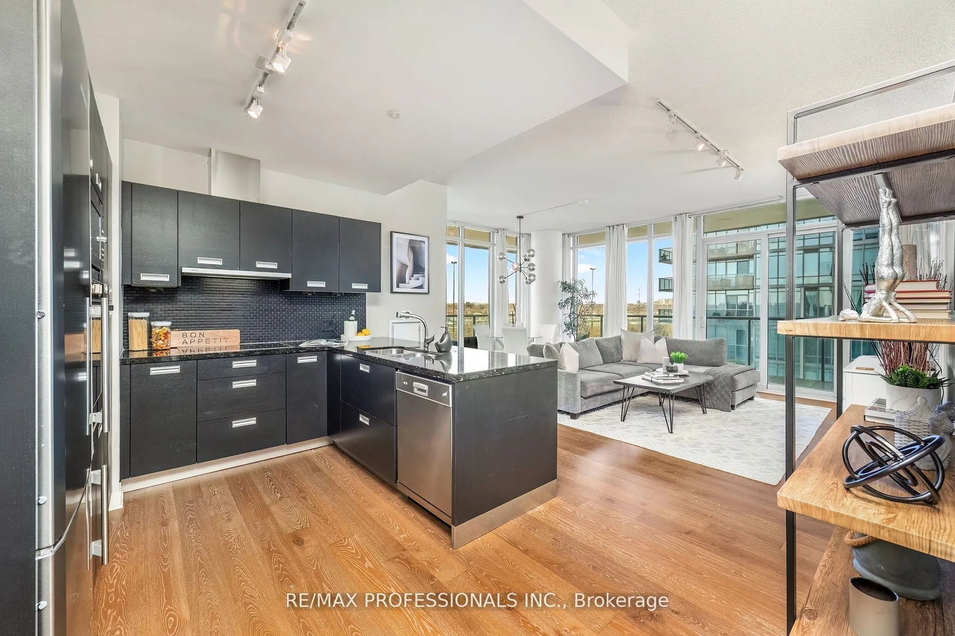 88 Park Lawn Road, #911