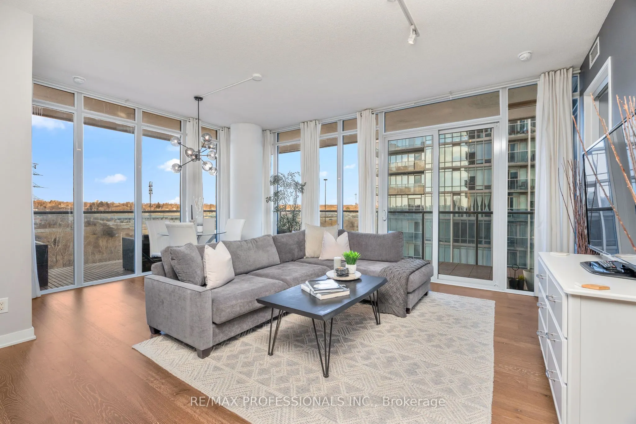 88 Park Lawn Road, #911