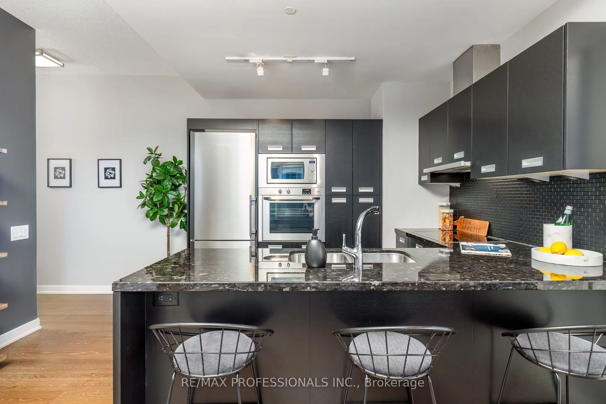 88 Park Lawn Road, #911