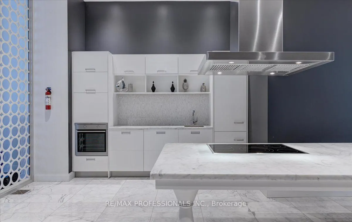 88 Park Lawn Road, #911