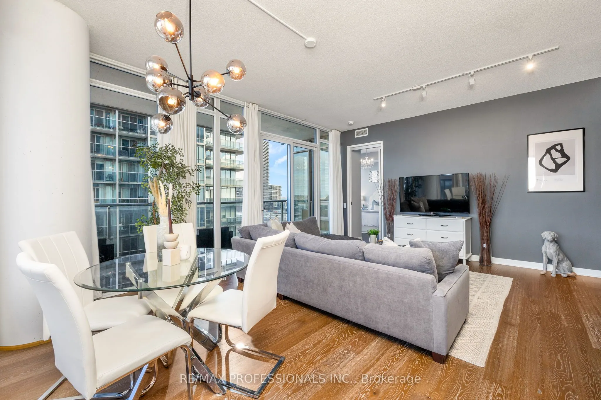 88 Park Lawn Road, #911