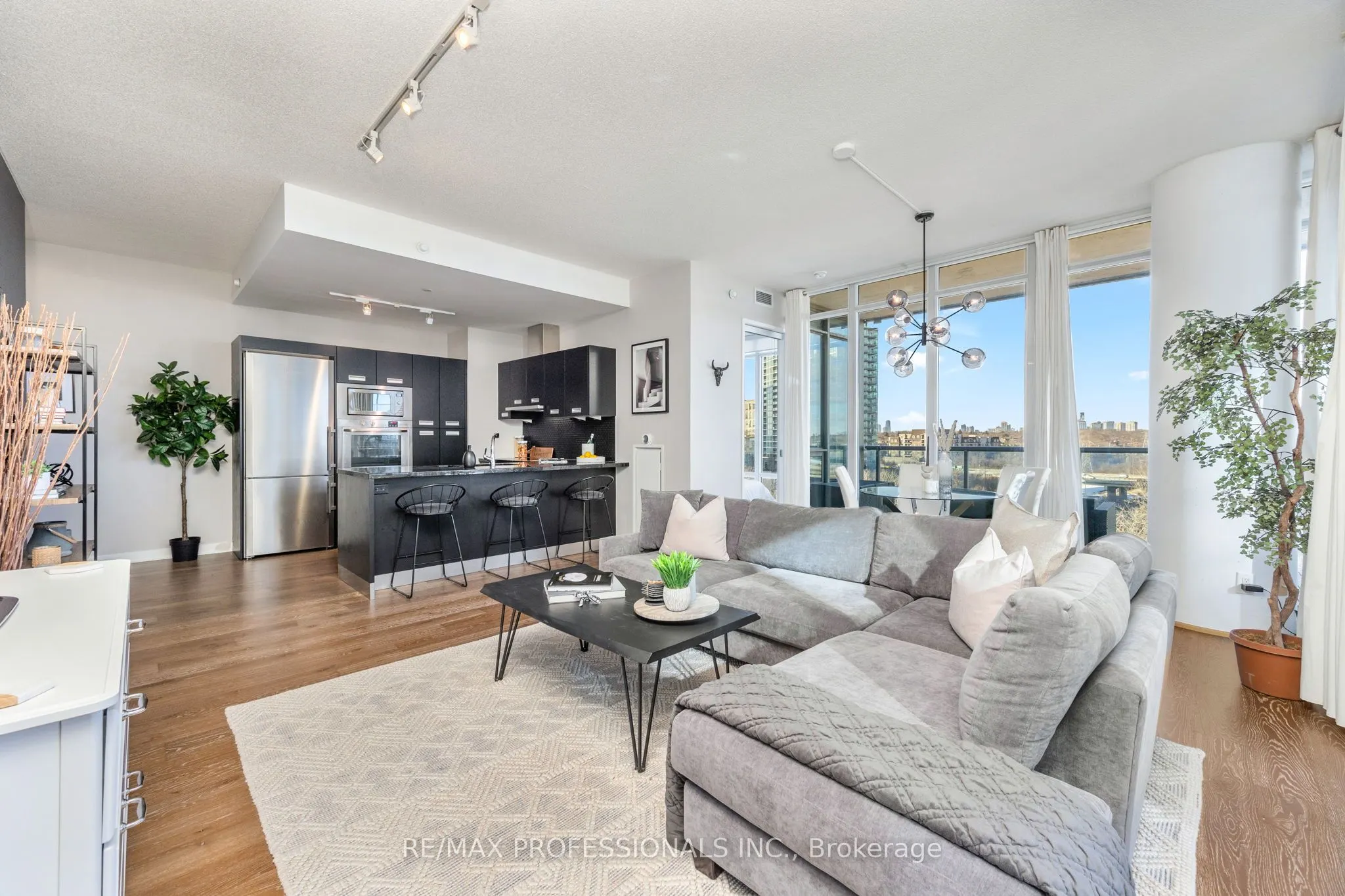 88 Park Lawn Road, #911