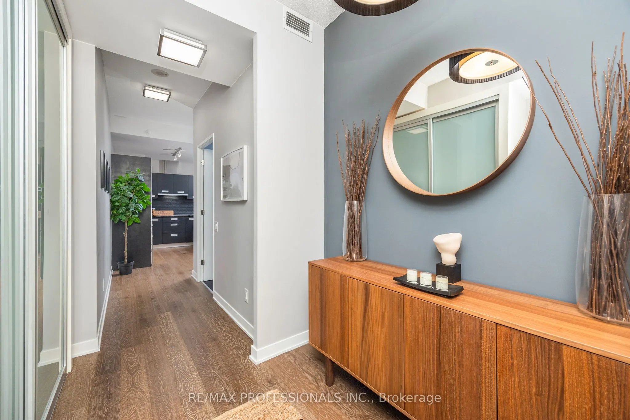 88 Park Lawn Road, #911