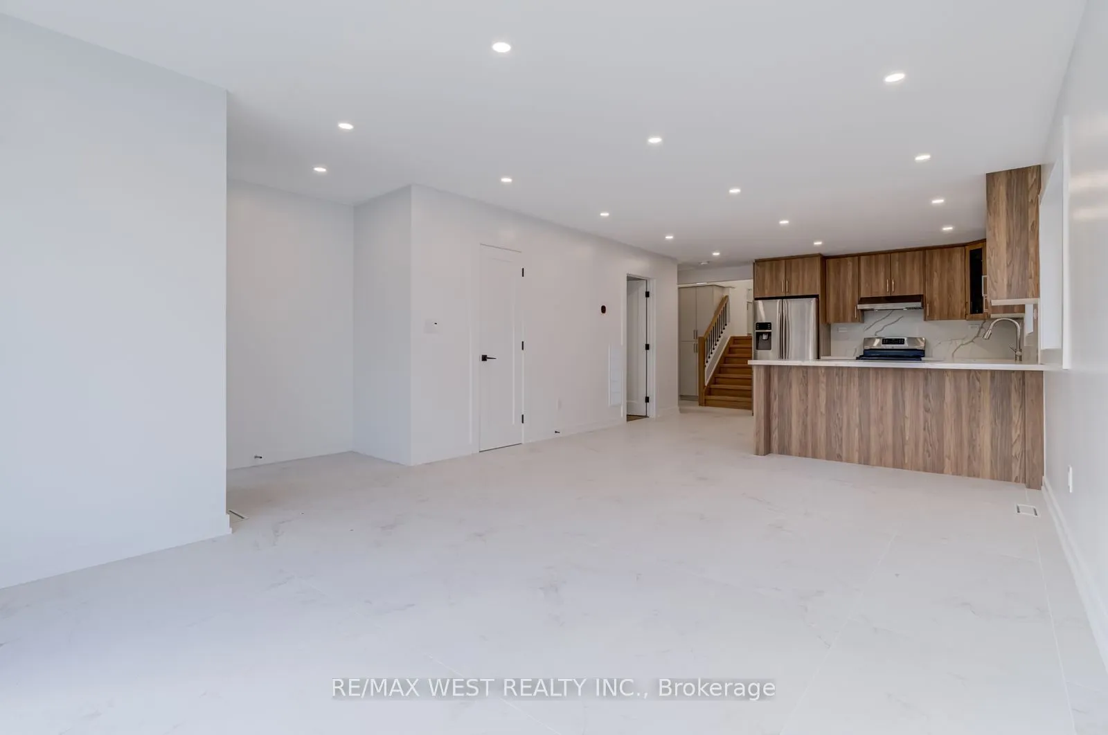 152 Clarence Street, #Main