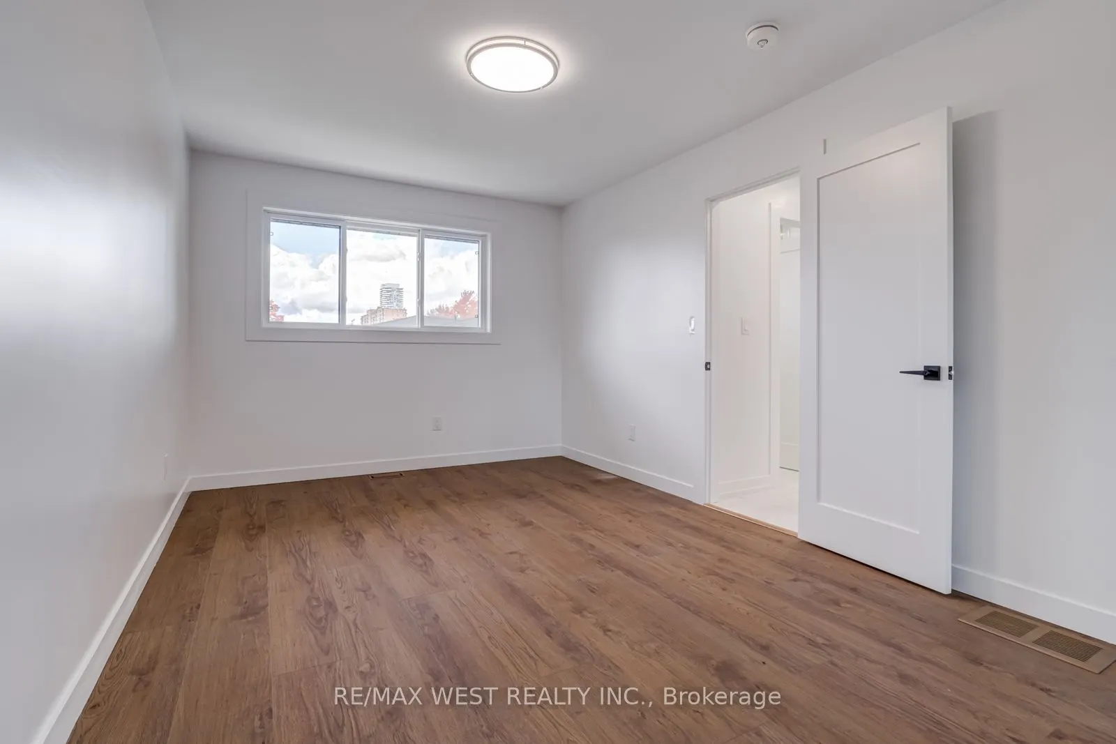 152 Clarence Street, #Main