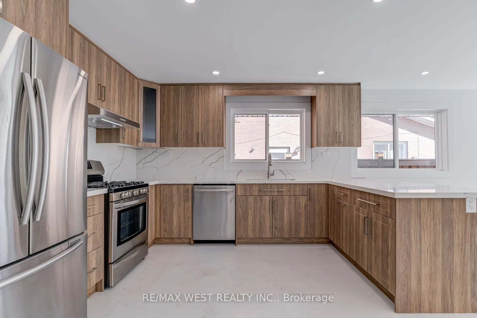 152 Clarence Street, #Main