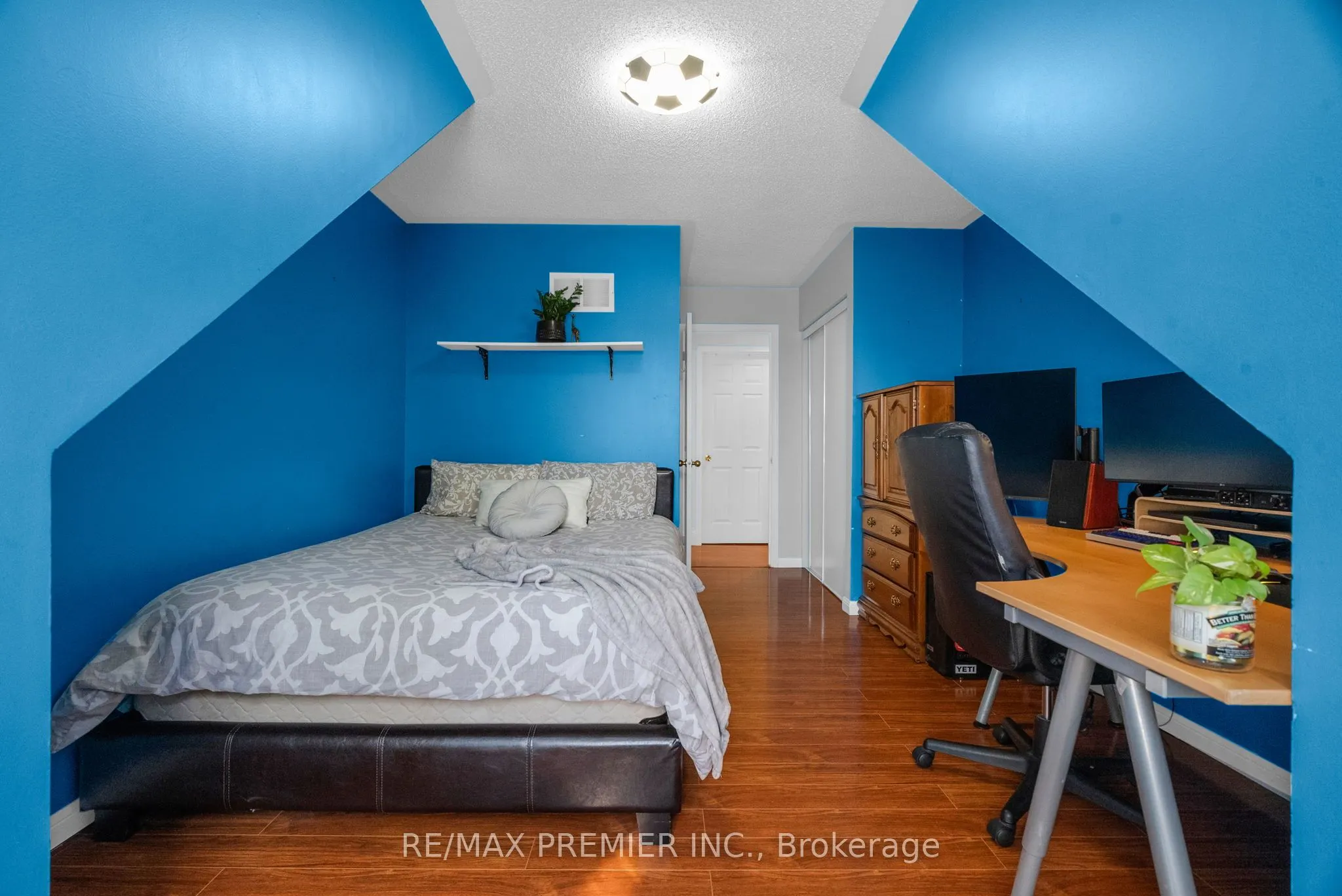 920 McDuffe Crescent