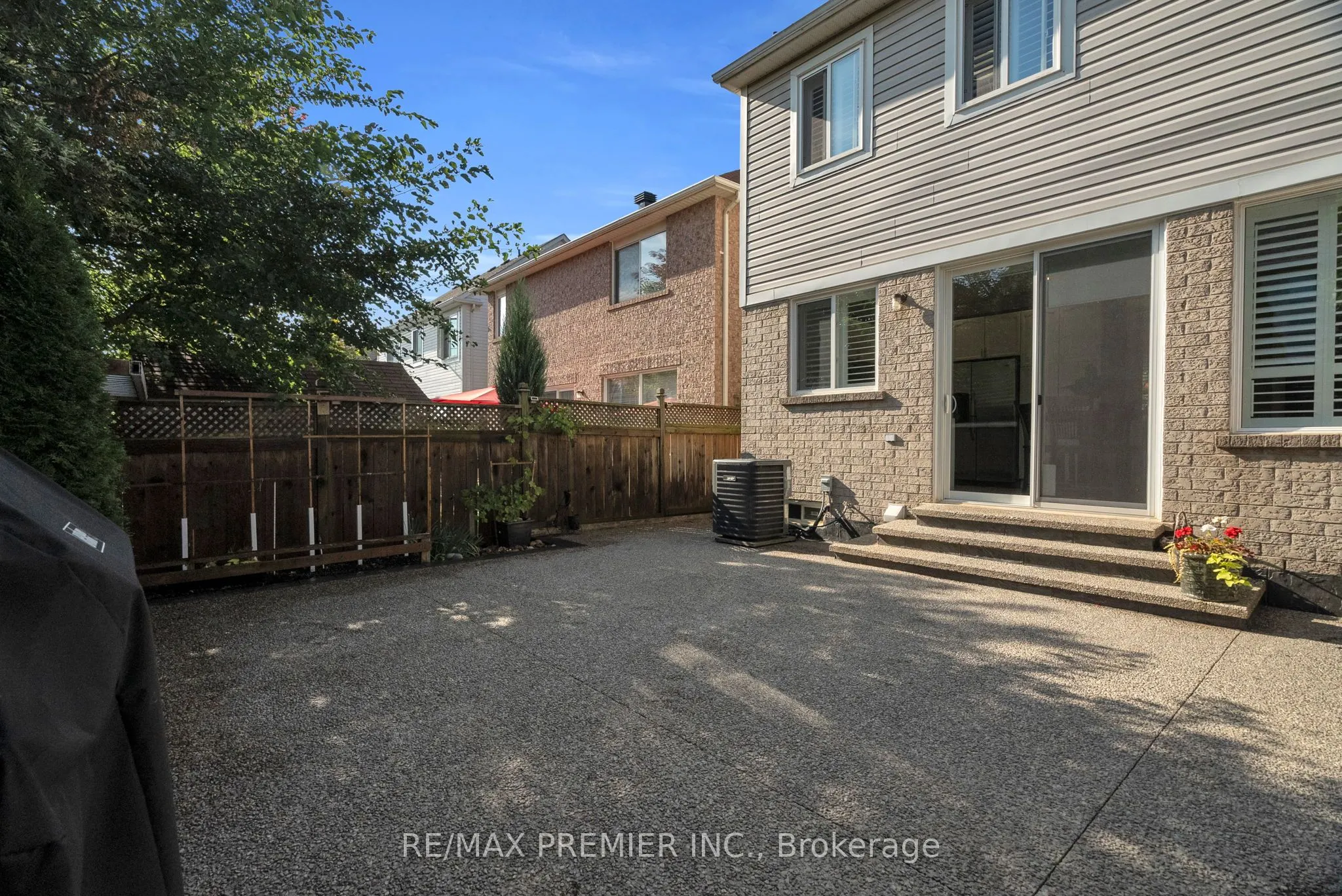 920 McDuffe Crescent