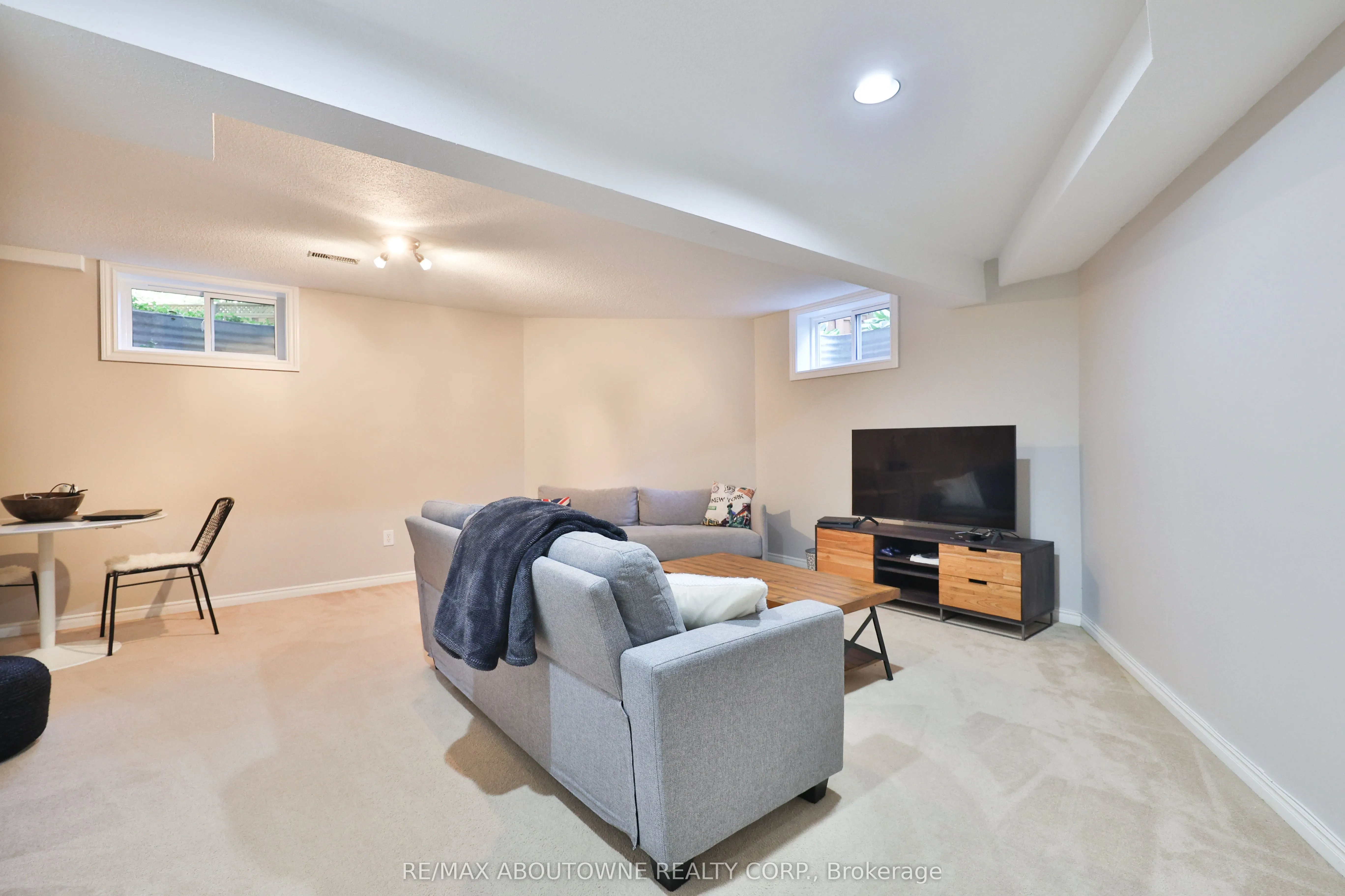 206 Rossmore Boulevard