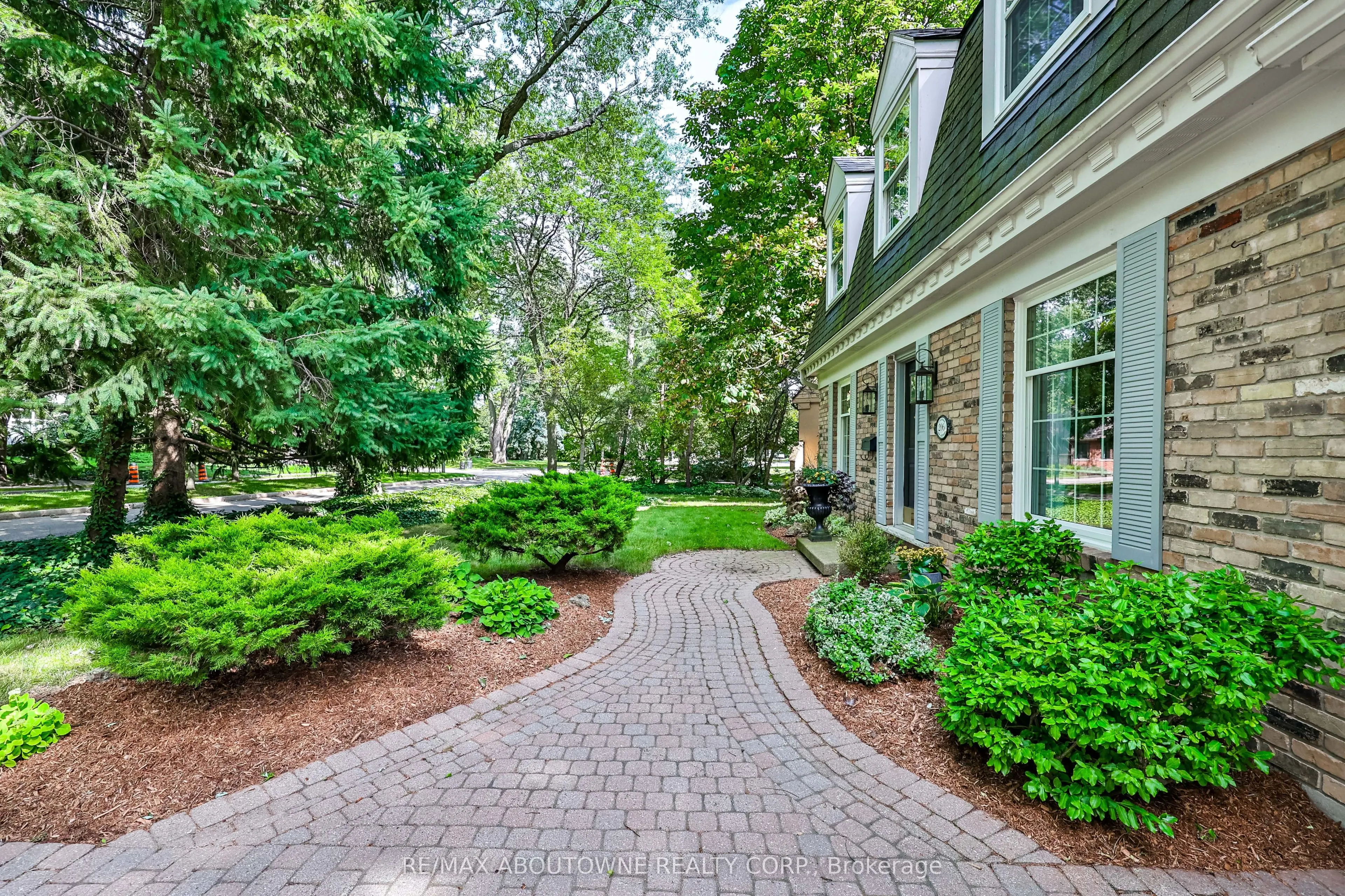 206 Rossmore Boulevard