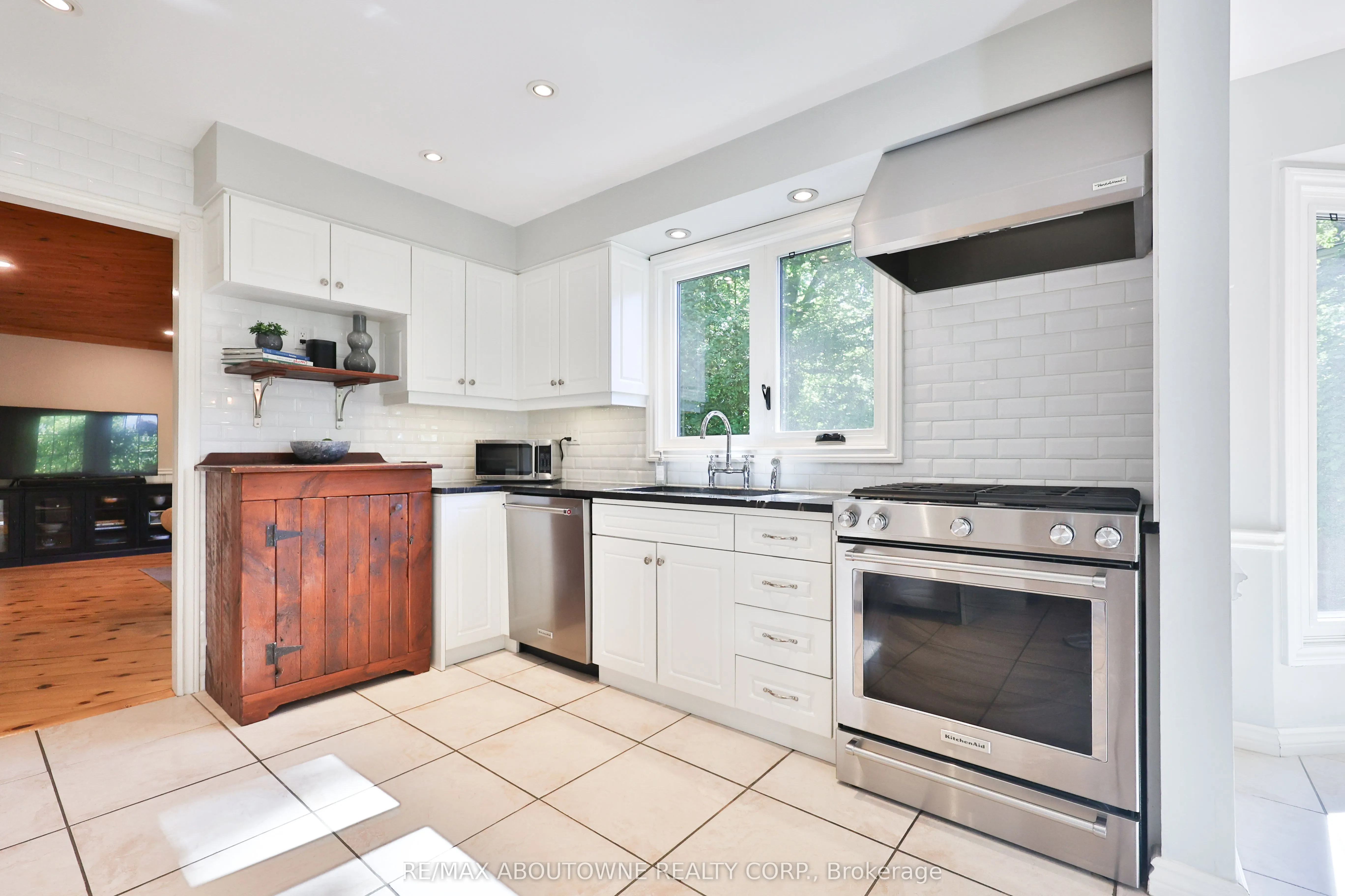 206 Rossmore Boulevard