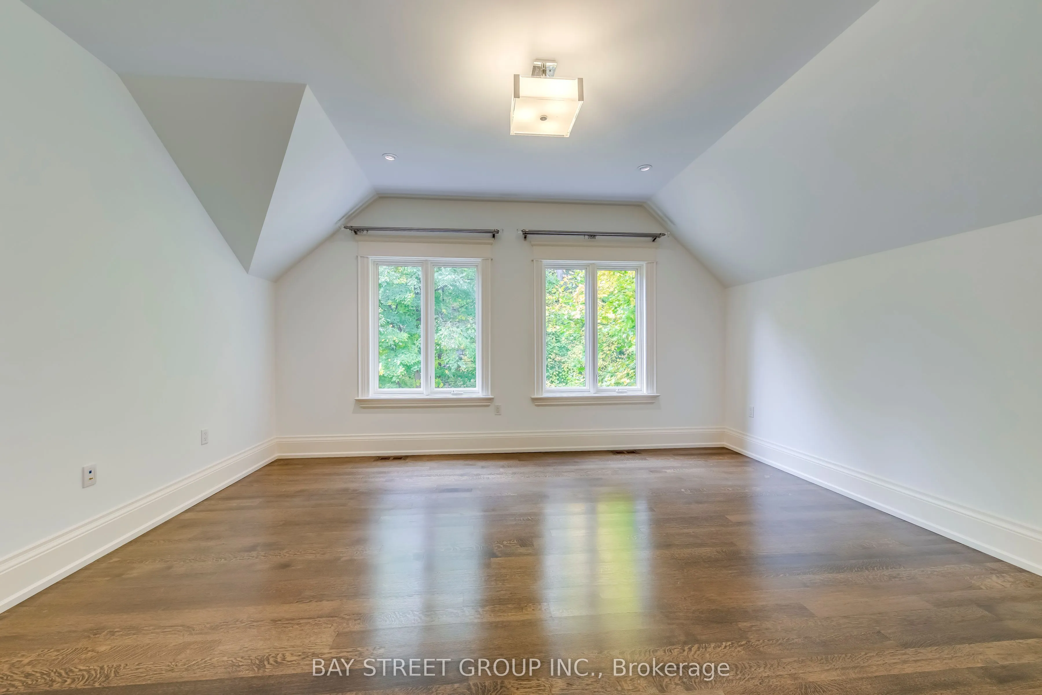 1031 Lakeshore Road W