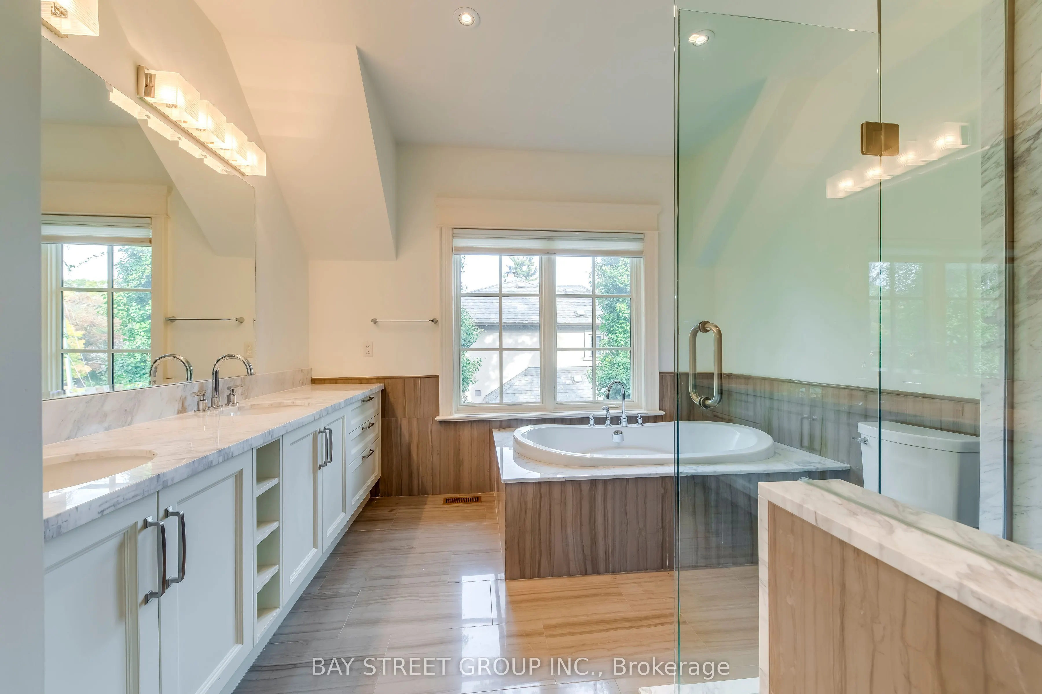 1031 Lakeshore Road W