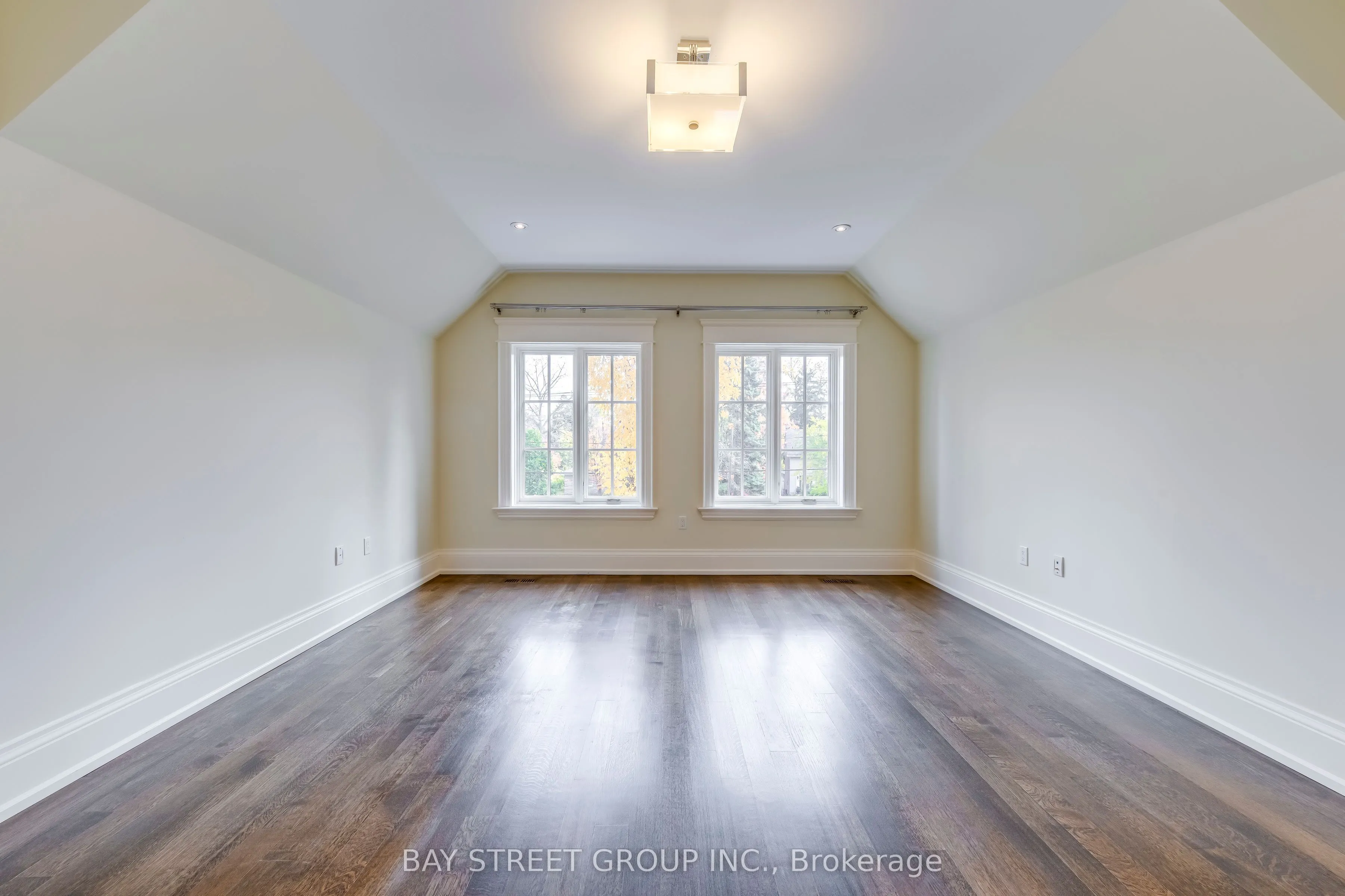 1031 Lakeshore Road W