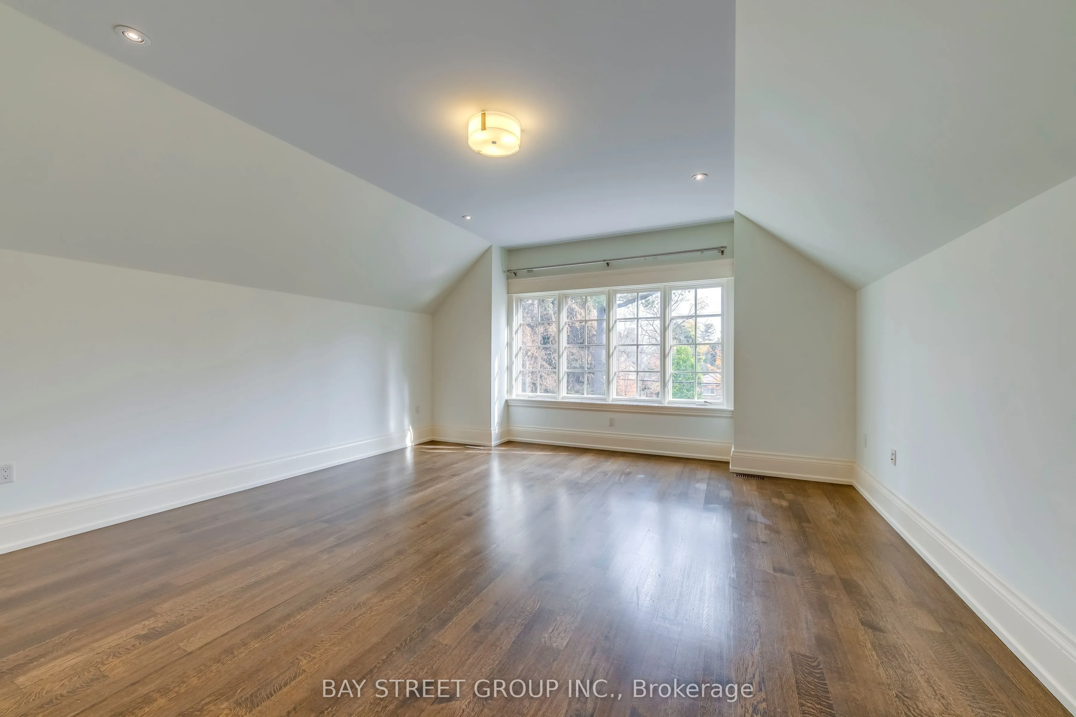 1031 Lakeshore Road W