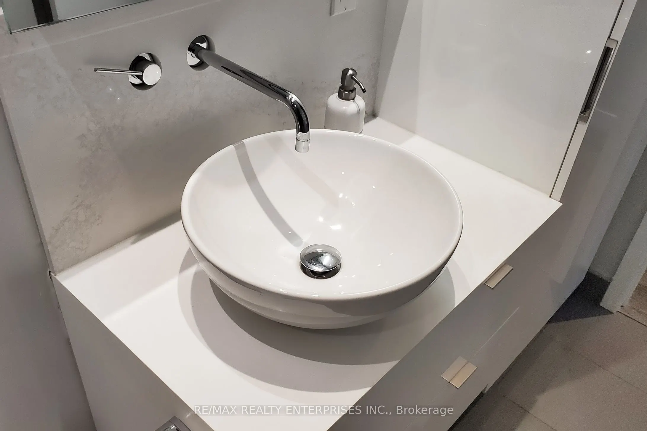 383 Sorauren Avenue, #808