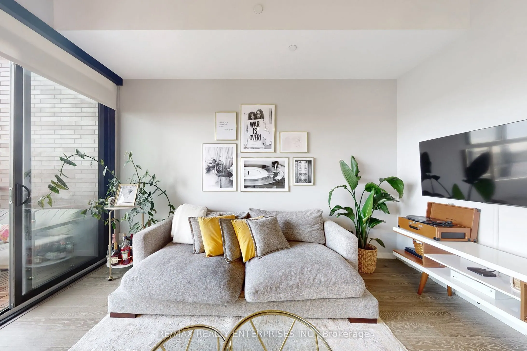 383 Sorauren Avenue, #808