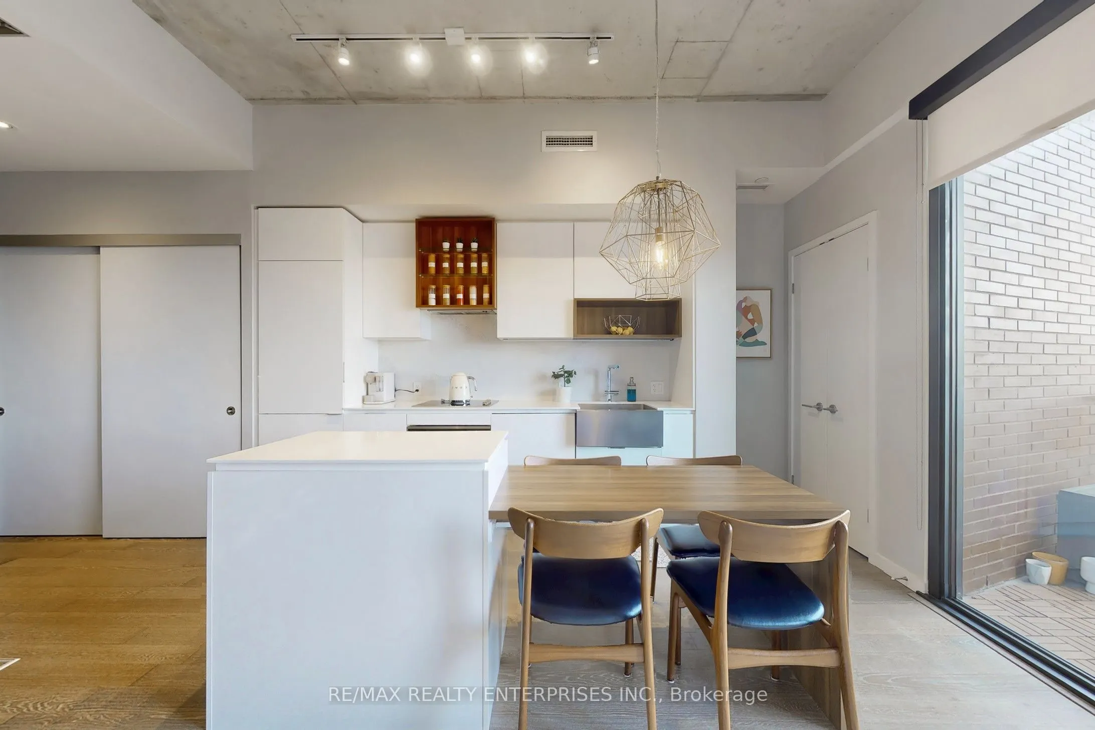 383 Sorauren Avenue, #808