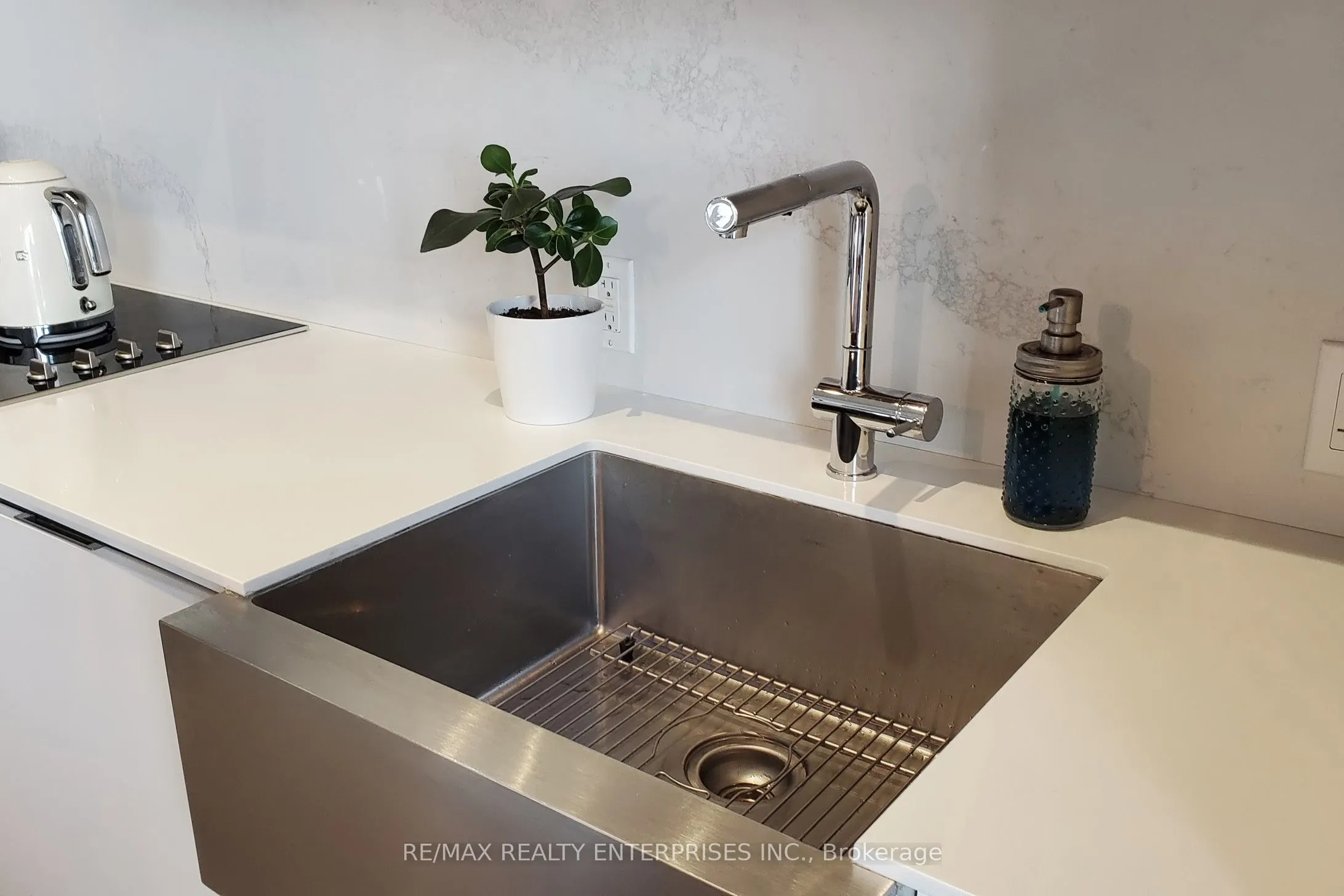 383 Sorauren Avenue, #808