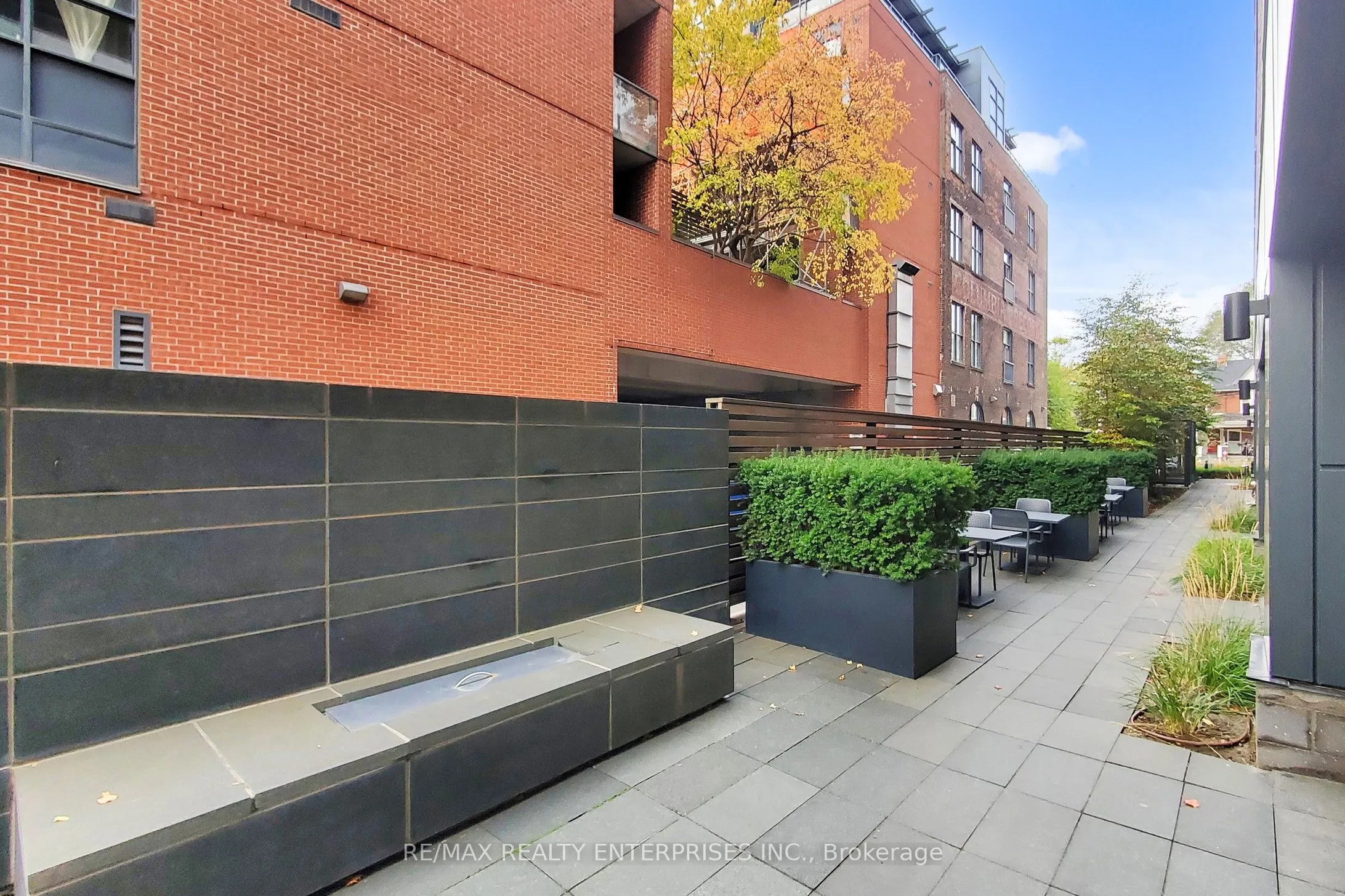 383 Sorauren Avenue, #808