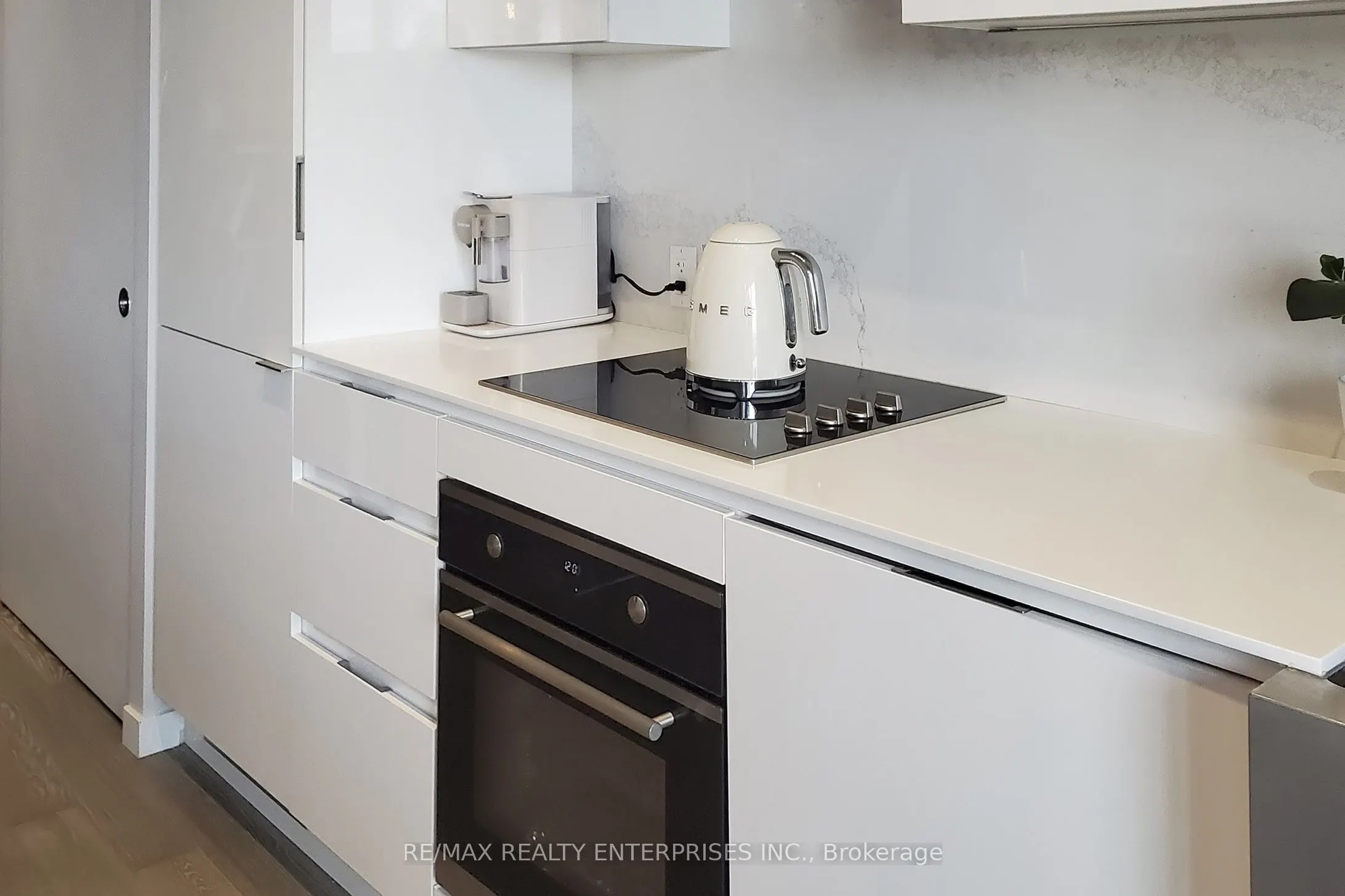 383 Sorauren Avenue, #808