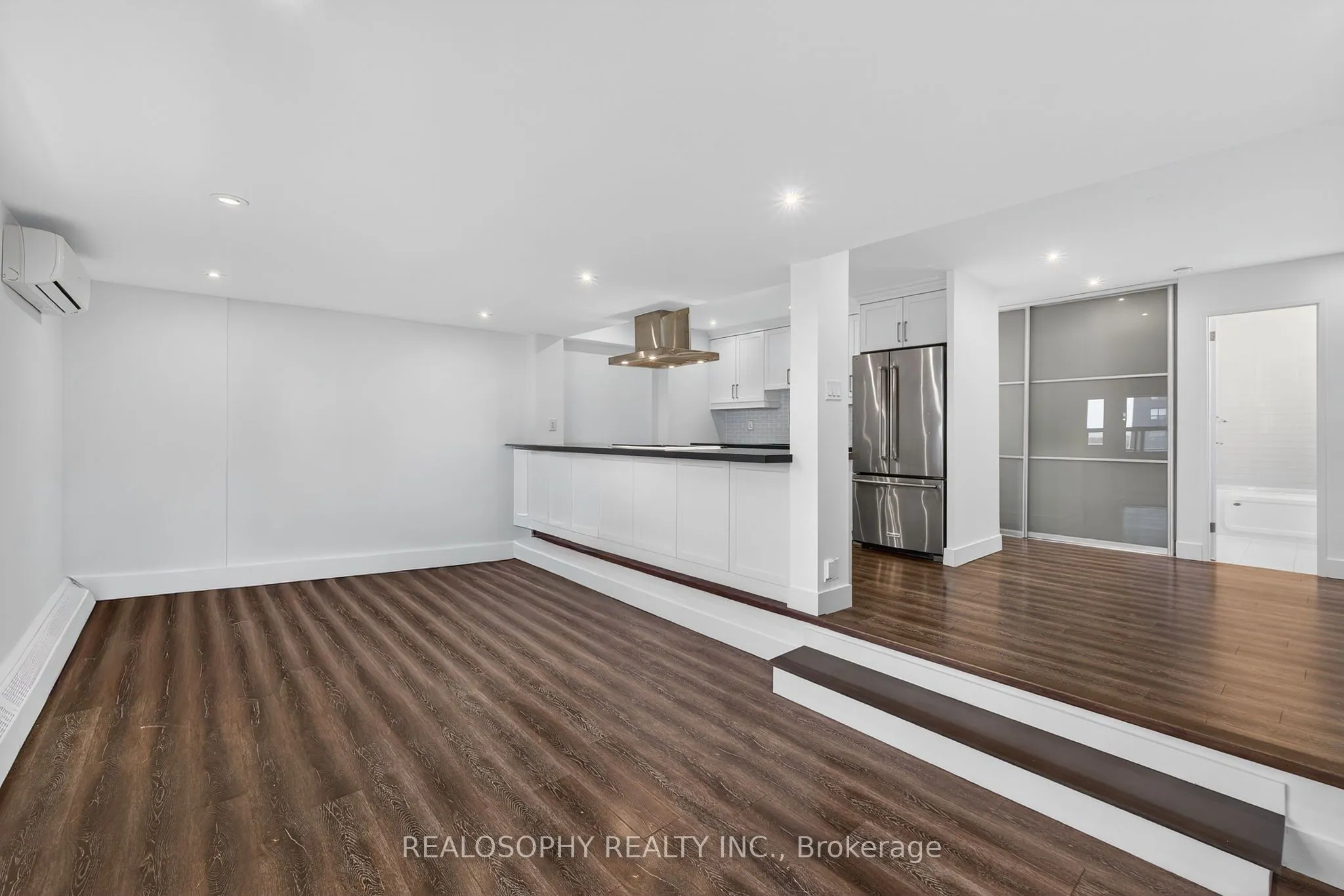 15 Elizabeth Street N, #905