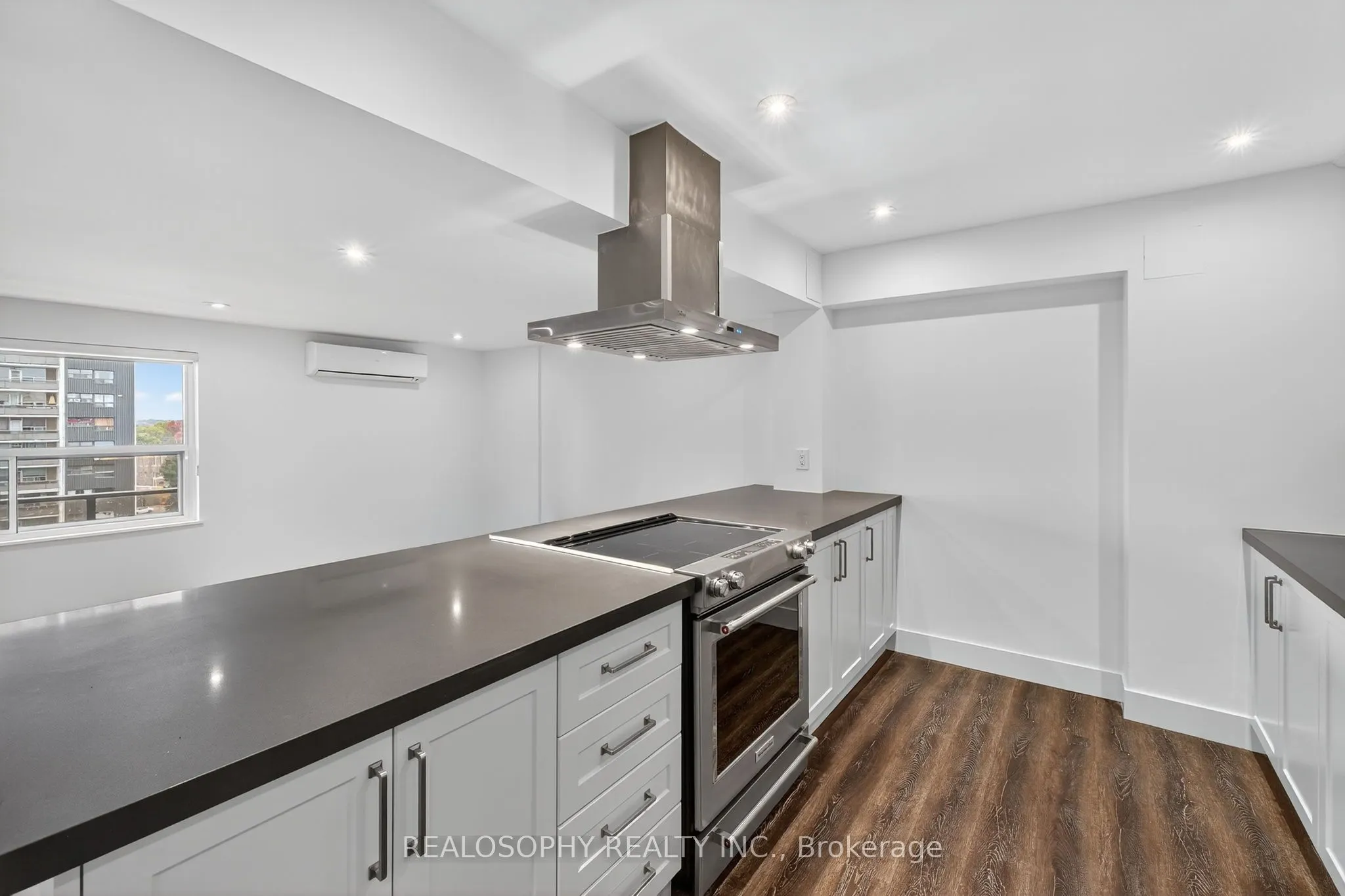 15 Elizabeth Street N, #905