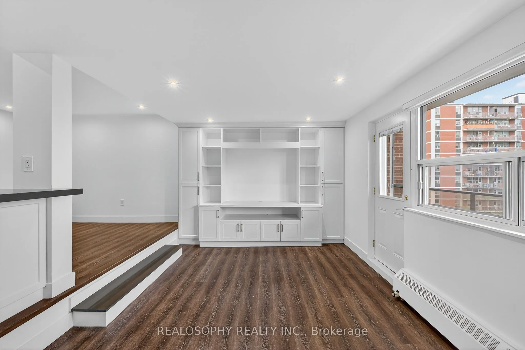 15 Elizabeth Street N, #905