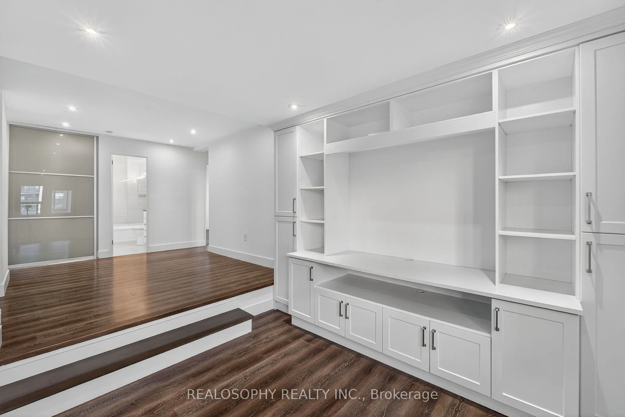 15 Elizabeth Street N, #905